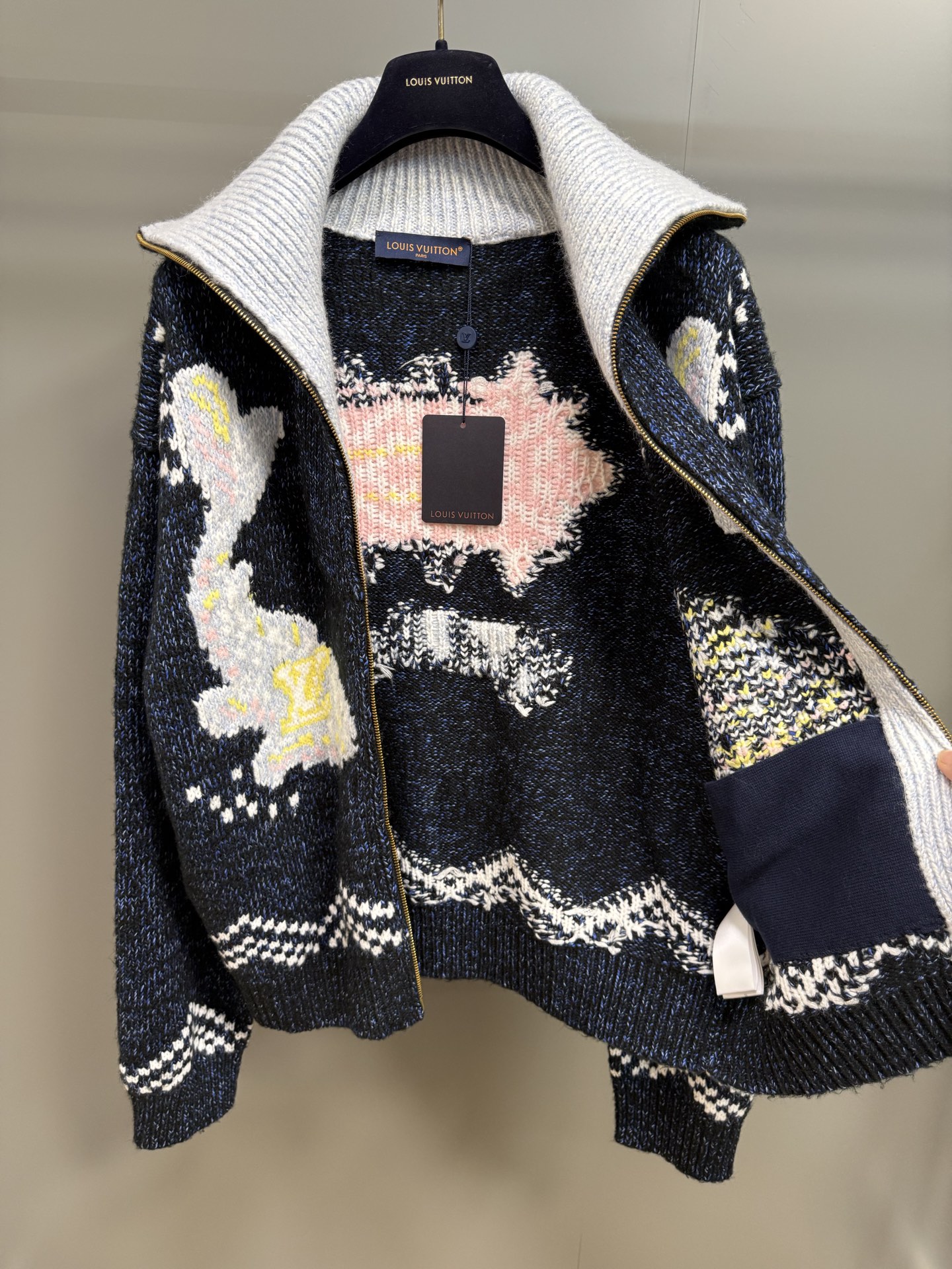 Louis Vuitton Wool-Blend Zip-Up Cardigan with Koi and Floral Details 5 i1755566017168 195 0 5