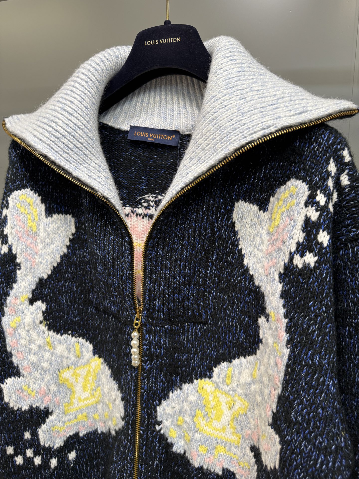 Louis Vuitton Wool-Blend Zip-Up Cardigan with Koi and Floral Details 7 i1755566017179 1727 0 4