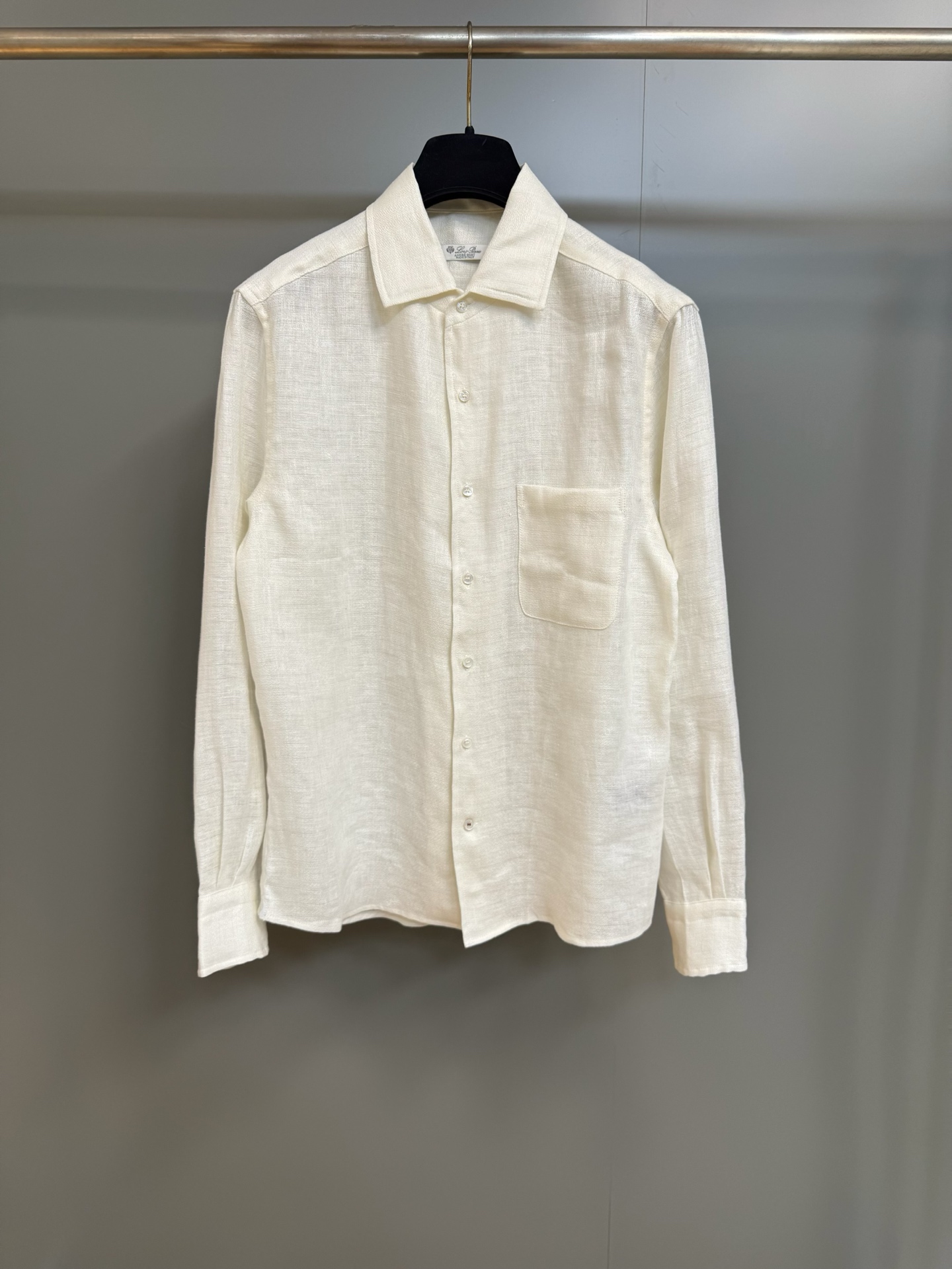 NO:941392,Loro Piana's outstanding André shirt has a lapel design that can be worn open as an outer layer, allowing you to create a unique temperament. This brand's iconic shirt is specially made of linen fabric in this spring and summer series, with a soft and soft appearance that reveals a refreshing wearing feeling. Special treatment makes the fabric softer, smoother, more drapey and less prone to wrinkles. A rare treasure for men who pursue elegance and leisure. It has pockets on the chest and decorative pleats on the back.  Four-eye mother-of-pearl buttons Loro Piana logo side seam trim Fabric: linen, women's, loro piana, shirts,19860909Loro Piana 卓尔不群的André衬衫为翻领设计,可以敞开着当外衣穿,让您打造与众不同的气质.这款品牌标志性衬衫在此春夏系列特别采用亚麻面料制作,松柔外观中透出清爽的穿着感.特别处理使面料更加柔软、顺滑,更富垂坠感且不易起皱.为追求高雅、休闲兼蓄的男士献上一件百不一遇的珍品.胸前设有口袋,背部装饰褶 四眼珍珠母贝纽扣 Loro Piana 徽标侧缝饰件面料:亚麻,女装,loro piana,shirts,,Women's clothing