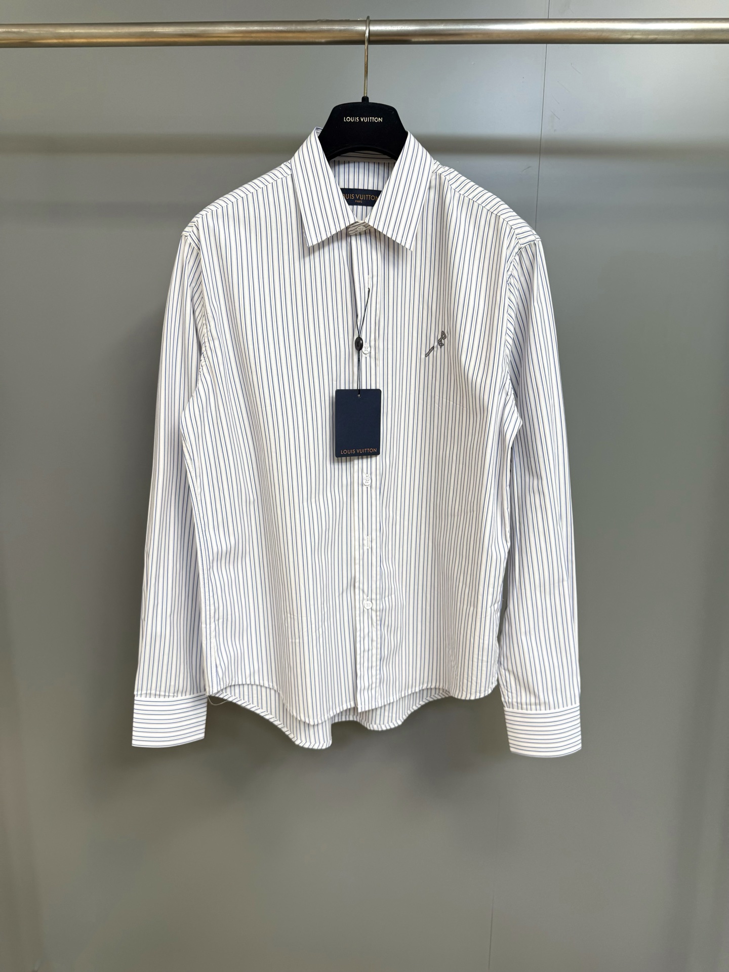 NO:941367,P Lujia's new seasonal cotton short-sleeved shirt Description This striped shirt is made of refreshing cotton poplin, which can be easily used in casual and formal occasions. Standard fit cotton. The chest pocket shows an embroidered logo. The rear iron plate is embellished, Louis Vuitton-clothing, louis vuitton, louis vuitton, louis vuitton, shirts, T-shirt,19860909P驴家当季新款棉质短袖衬衫 说明 本款条纹衬衫取材清爽棉质府绸,可轻松驾驭休闲和正式场合.标准版型 棉 胸袋呈现刺绣标识 后部铁牌点缀,路易威登-服装,louis vuitton,louis vuitton,louis vuitton,shirts,T-shirt,,Women's clothing