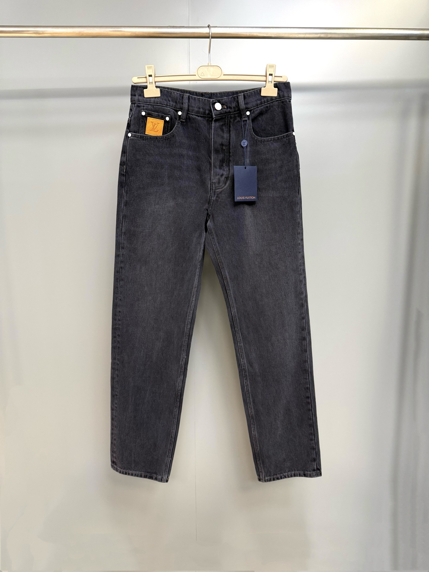 NO:786815,Lujia's new season slim jeans, counter price 50,800. Description This pair of jeans is made of Japanese washed denim, with eye-catching topstitching, embroidered L...V logo on the back pocket, and nubuck patches on the ticket pocket and waist, which together prove the brand's exquisite craftsmanship. Embroidered L...V logo on the back pocket, ticket pocket with nubuck L...V patch, Damier nubuck label, logo-engraved pearlescent buttons with distressed base Damier  Fabric pocket lining and fit label Pearlescent rivets Button fly Classic five-pocket jean cut Cotton Slim fit,Louis Vuitton-Clothing,louis vuitton,louis vuitton,louis vuitton,jeans,19860909驴家当季新款 修身牛仔裤 专柜售价50,800 说明 本款牛仔裤取材日本水洗丹宁布,醒目明线、后袋 L…V 标识刺绣,以及票袋和腰部的正绒面革贴饰一道印证品牌精湛匠艺. 后袋刺绣 L…V 标识 票袋配有正绒面革 L…V 贴饰 Damier 正绒面革标签 标识铭纹珠光纽扣配有做旧底座 Damier 面料口袋内衬和版型标签 珠光铆钉 纽扣门襟 经典五袋牛仔裤剪裁 棉 修身版型,路易威登-服装,louis vuitton,louis vuitton,louis vuitton,jeans,,Women's clothing