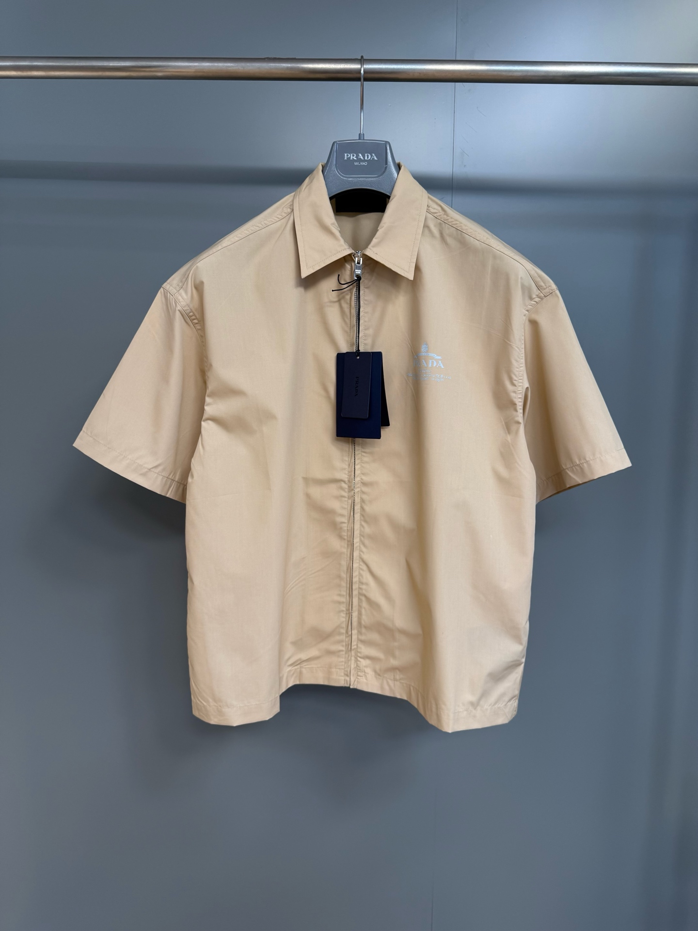 NO:941382,PR's technical cotton shirt adopts a square shape, reinterprets workwear details, and highlights a fashionable aesthetic style. The short-sleeved design with zipper closure highlights personality, and is embellished with a contrasting classic printed logo to make it more refined. Oversize shape, classic collar, straight hem, zipper closure, printed letter logo on the front, Prada - clothing, prada, versace, shirts, T-shirt,19860909PR这款科技棉质衬衫采用方正版型,重新诠释工装细节,彰显时尚的审美风格.短袖设计搭配拉链开合彰显个性,点缀以撞色经典印花徽标更显精致. Oversize造型 经典衣领 平直底边 拉链开合 正面印花字母徽标,普拉达-服装,prada,versace,shirts,T-shirt,,Women's clothing