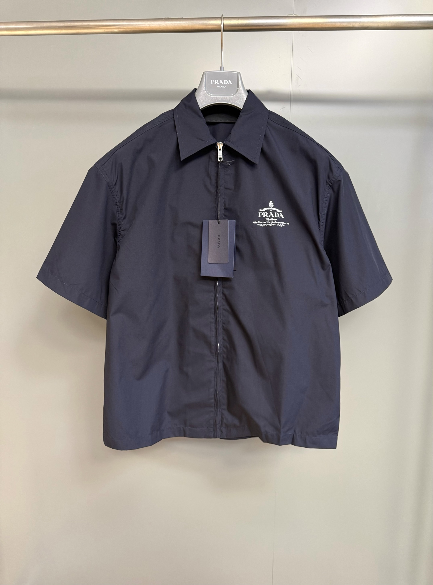 NO:941428,PR's technical cotton shirt adopts a square shape, reinterprets workwear details, and highlights a fashionable aesthetic style. The short-sleeved design with zipper closure highlights personality, and is embellished with a contrasting classic printed logo to make it more refined. Oversize shape, classic collar, straight hem, zipper closure, printed letter logo on the front, Prada - clothing, prada, versace, shirts, T-shirt,19860909PR这款科技棉质衬衫采用方正版型,重新诠释工装细节,彰显时尚的审美风格.短袖设计搭配拉链开合彰显个性,点缀以撞色经典印花徽标更显精致. Oversize造型 经典衣领 平直底边 拉链开合 正面印花字母徽标,普拉达-服装,prada,versace,shirts,T-shirt,,Women's clothing