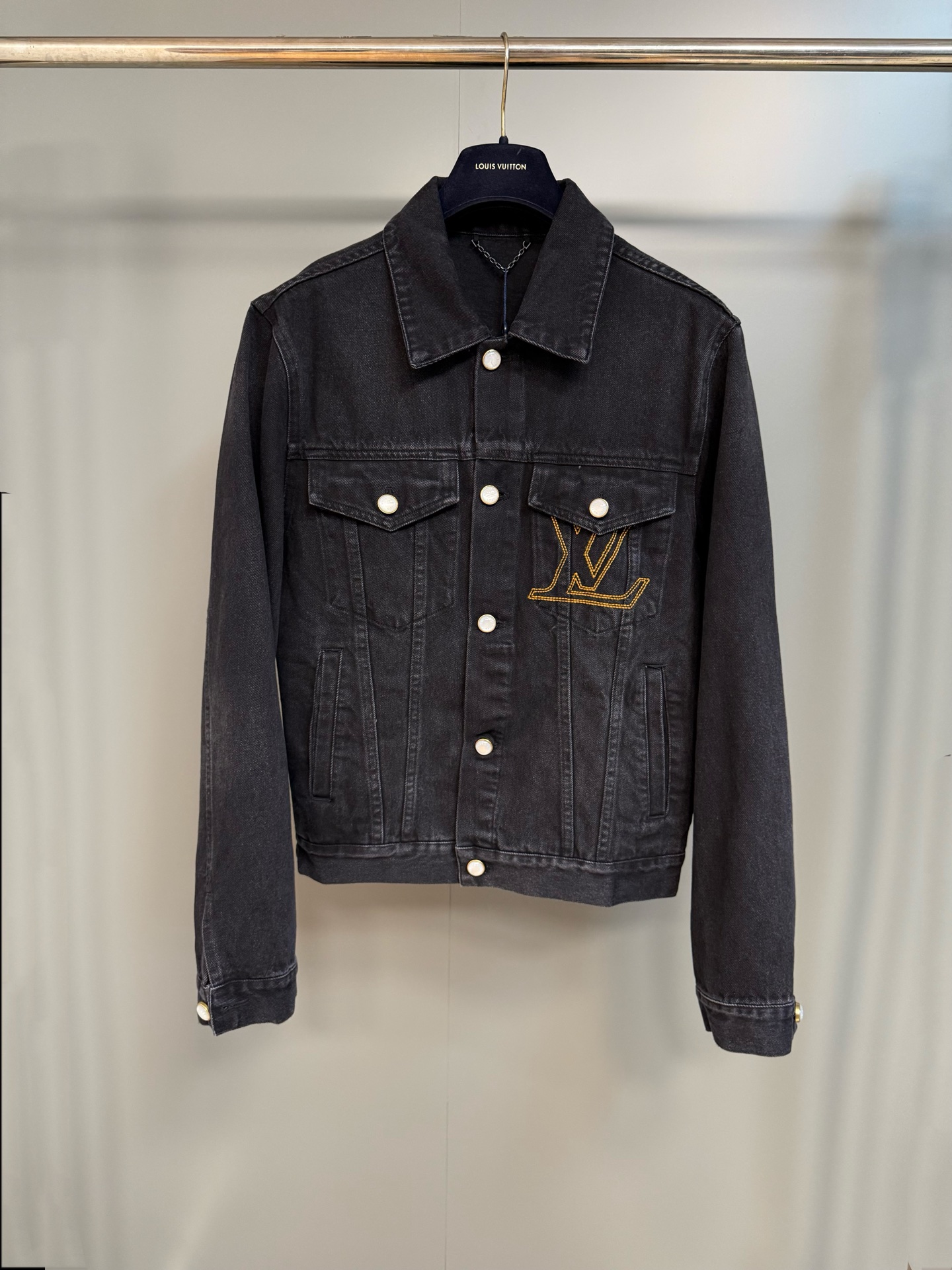 NO:786820,This trucker jacket is made of Japanese sand-washed denim, with topstitch LV letters embroidered on the chest pockets and LV logo embossed on the rear nubuck Damier label, showcasing Louis Vuitton's exquisite craftsmanship. Pearlescent buttons light up the everyday choice. Standard fit cotton Chest patch pockets with logo embroidery Pearlescent buttons Flap chest pockets Side pockets Rear nubuck label, Louis Vuitton - Clothing, louis vuitton, louis  vuitton,jackets & coats,19860909本款卡车夹克选用日本砂洗丹宁布,于胸袋之上刺绣明线 LV 字母,再为后部正绒面革 Damier 标签压印 LV 标识,匠心展现路易威登精湛工艺.珠光纽扣点亮日常之选. 标准版型 棉 胸前贴袋饰有标识刺绣 珠光纽扣 翻盖胸袋 侧袋 后部正绒面革标签,路易威登-服装,louis vuitton,louis vuitton,jackets & coats,,Women's clothing