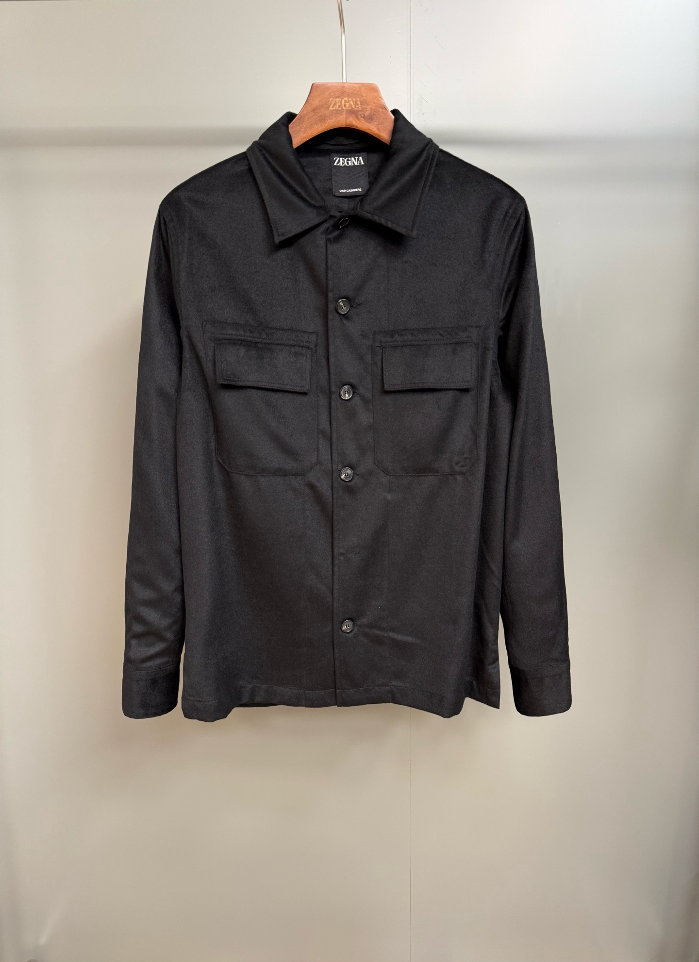 NO:786816,This black Oasi Cashmere Alba oasis cashmere shirt jacket highlights Zegna's unremitting pursuit of natural materials and highlights the brand's innovative heritage of exquisite craftsmanship. The casual fit highlights the luxurious texture of fine cashmere and blurs the boundaries between formal and casual wear. The name 'Alba' in the name of the Alba shirt jacket is 'sunrise' in Italian, which is inspired by 'Heritage from Zegna Oasis' (Born in Oasi)  Zegna) concept, which is rooted in the Italian Alps where the brand value originated. This shirt jacket is made of Oasi Cashmere fiber, which Zegna promises to use in the Oasi Cashmere series. Material Main body: cashmere Lining: polyester fiber Only suitable for dry cleaning, men's clothing, zegna, jackets & coats, shirts,19860909这款黑色Oasi Cashmere Alba绿洲羊绒衬衫外套彰显了杰尼亚对天然材质的不懈追求,凸显品牌对精湛工艺的创新传承.采用休闲版型,凸显精细山羊绒的奢华纹理,模糊了正装与休闲装之间的界限.Alba衬衫外套之名中“Alba”是意大利语中的“日出”,其灵感源自“传承自杰尼亚绿洲”(Born in Oasi Zegna)理念,该理念植根于品牌价值起源地意大利阿尔卑斯山脉.此款衬衫外套选用 Oasi Cashmere纤维制成,杰尼亚承诺到实现Oasi Cashmere 系列中使用 材质 主衣身:山羊绒衬里:聚酯纤维 只适合干洗,男装,zegna,jackets & coats,shirts,,Women's clothing