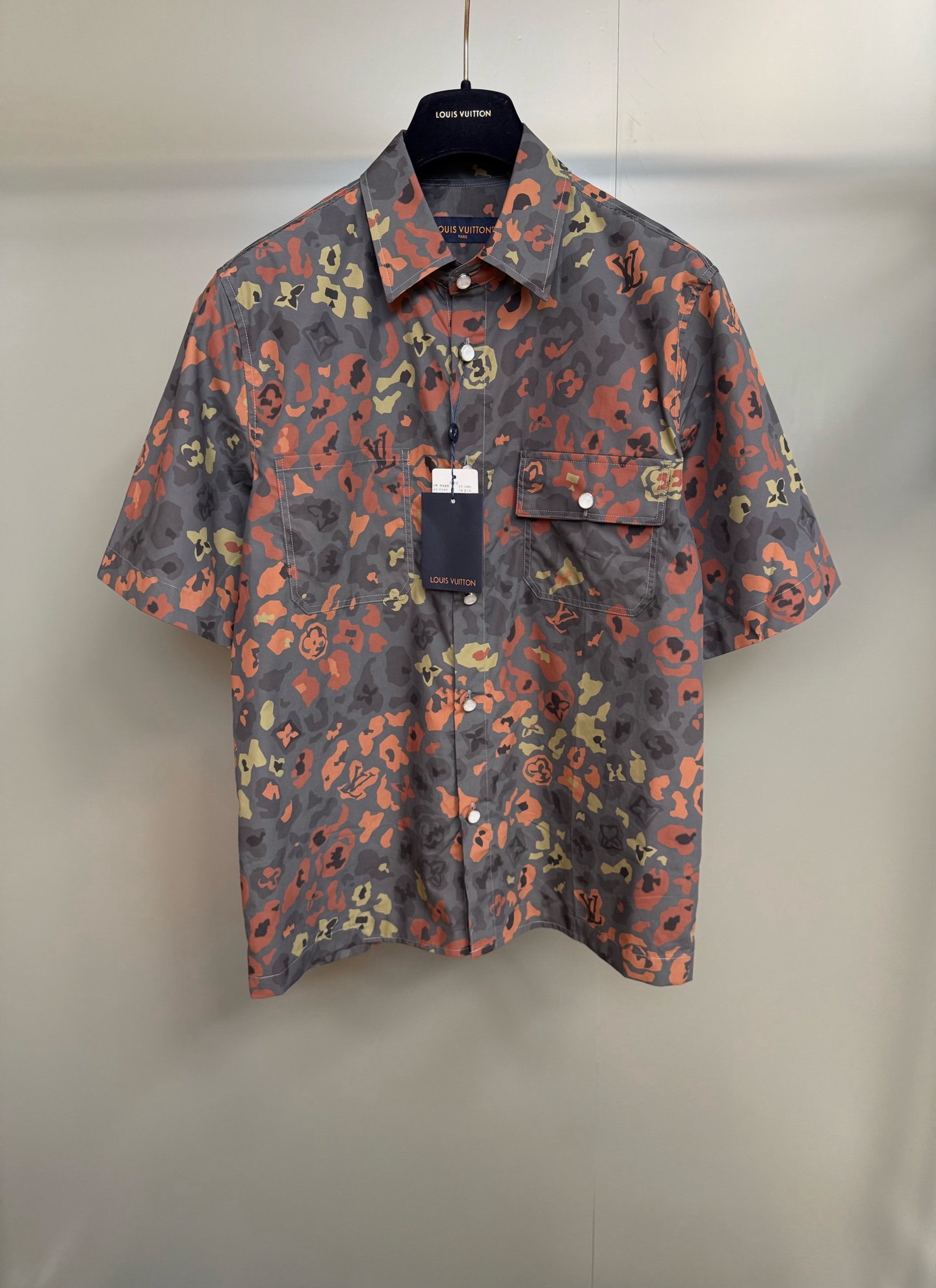 NO:941417,This short-sleeved shirt is paved in cotton poplin with a leopard-style camouflage pattern and incorporates Monogram elements in rich tones, revealing the rockabilly atmosphere of the 2025 autumn and winter show. Patch pockets and glossy buttons highlight workwear details, which can bring urban style to everyday looks. Standard fit cotton classic collar logo print topstitching buttons chest patch pocket and buttoned flap patch pocket, Louis Vuitton - Clothing, louis  vuitton,shirts,T-shirt,19860909本款短袖衬衫于棉质府绸铺陈豹纹风格迷彩图案,并以浓郁色调将 Monogram 元素融入其间,流露 2025 秋冬秀场的乡村摇滚气息.贴袋和光泽纽扣彰显工装细节,可为日常造型注入都市风范. 标准版型 棉 经典衣领 标识印花 明线 纽扣 胸前贴袋和纽扣翻盖贴袋,路易威登-服装,louis vuitton,shirts,T-shirt,,Women's clothing