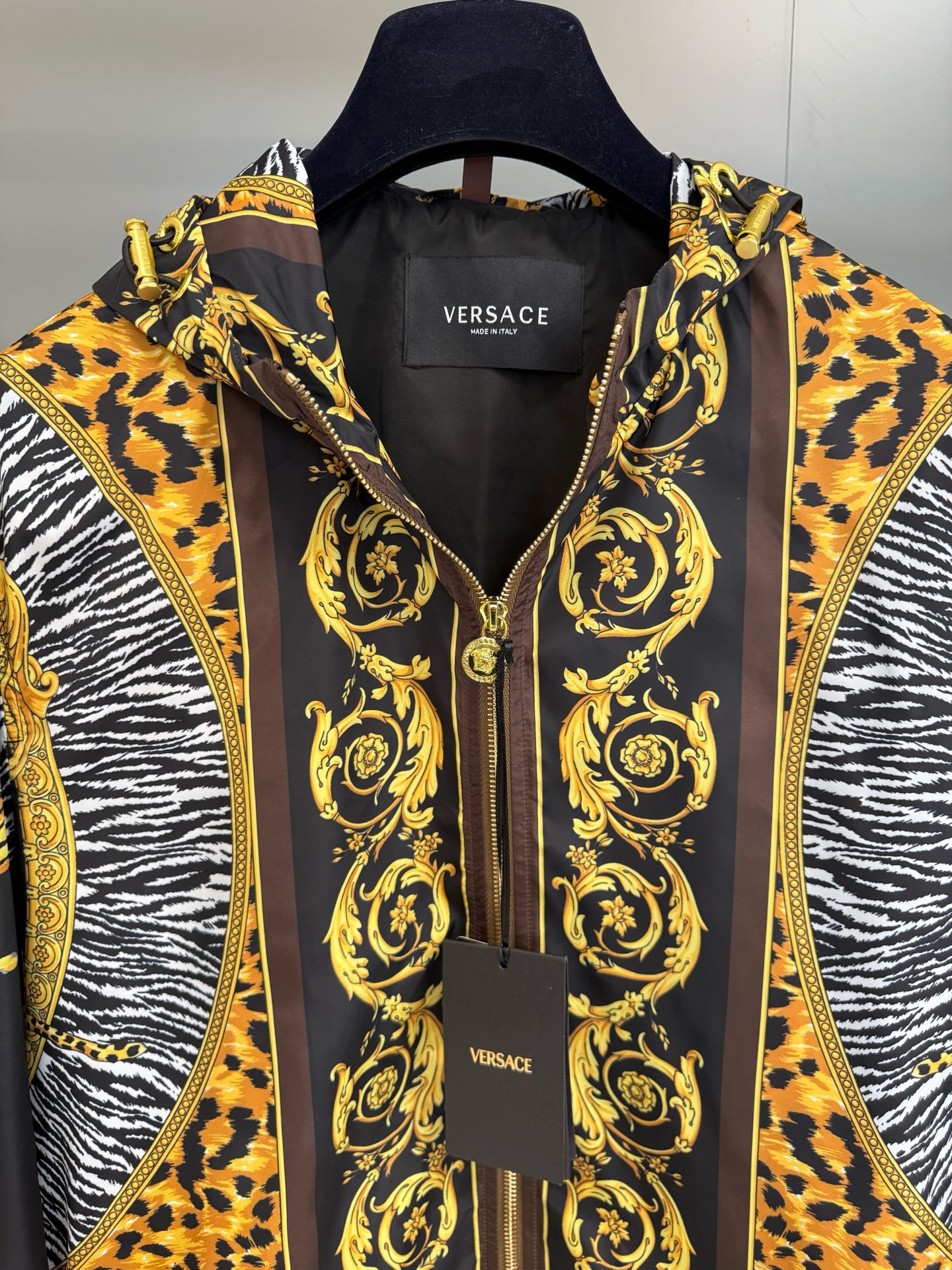 Versace Coral Theatre Print Windbreaker with Medusa Biggie Zipper - Stylish & Unique 4 i1759850882907 7475 0 2