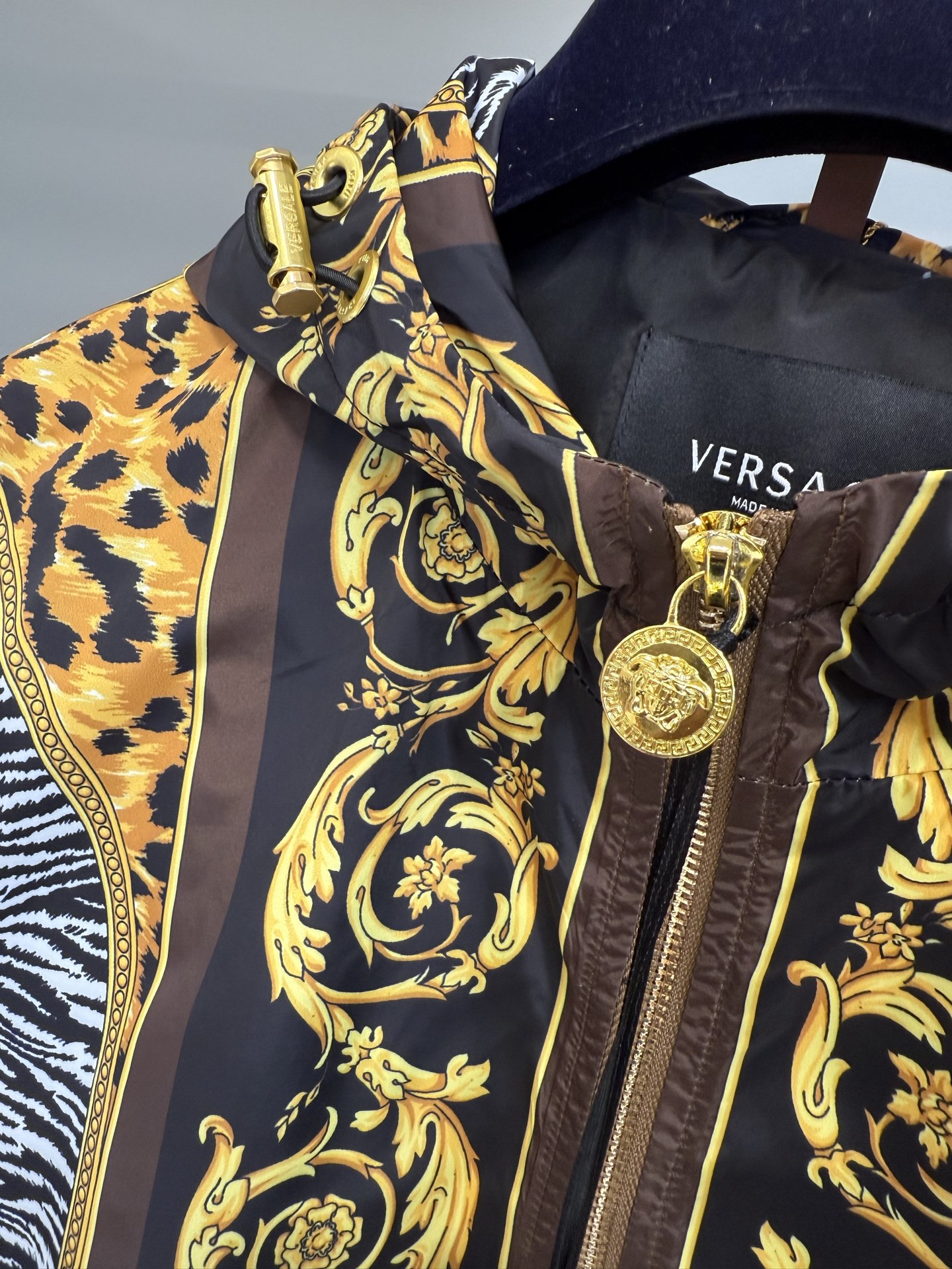 Versace Coral Theatre Print Windbreaker with Medusa Biggie Zipper - Stylish & Unique 5 i1759850883040 937 0 3
