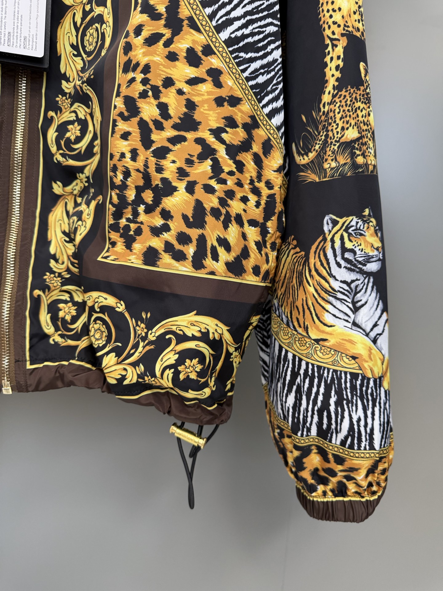 Versace Coral Theatre Print Windbreaker with Medusa Biggie Zipper - Stylish & Unique 7 i1759850883067 53 0 5