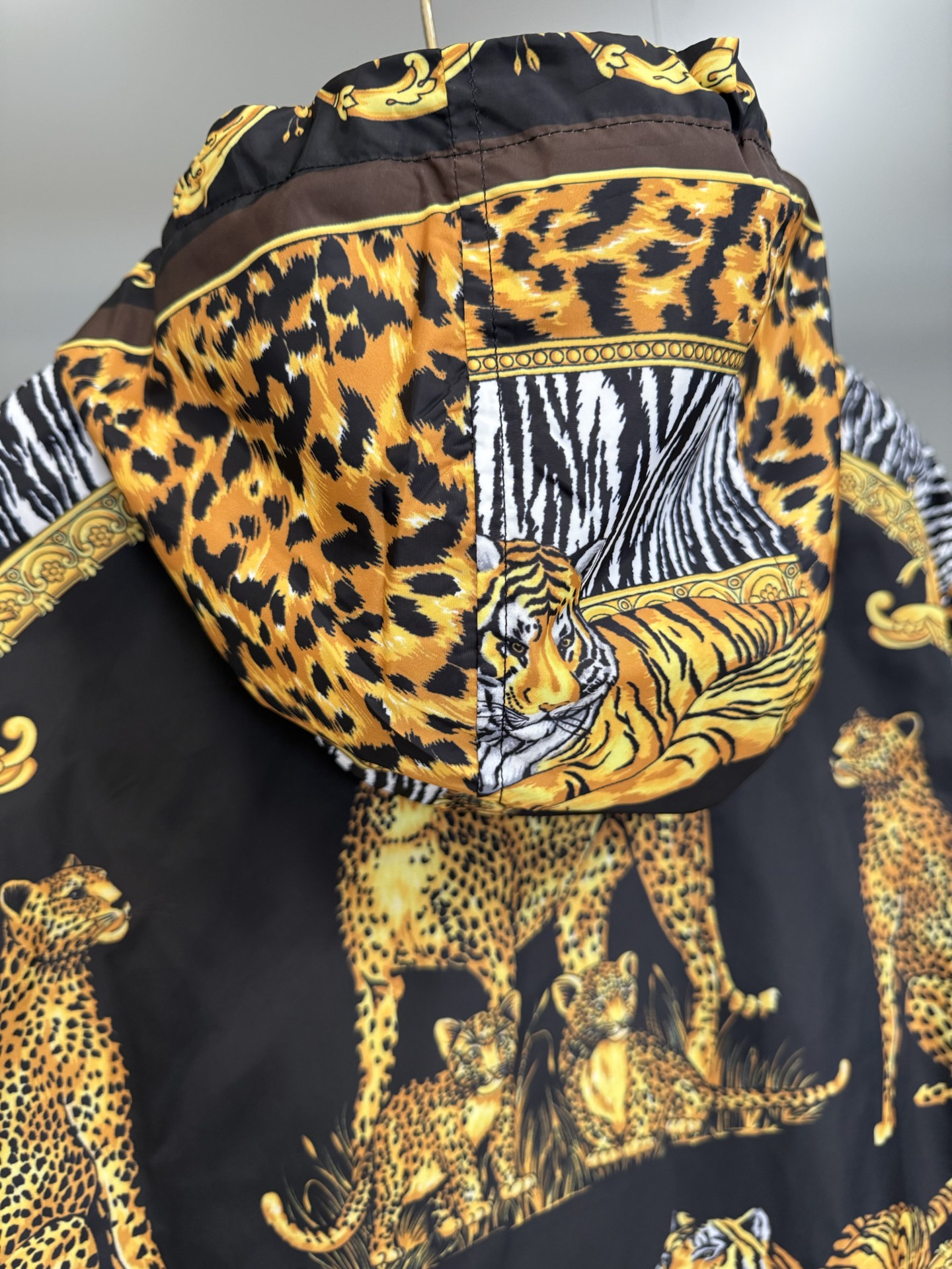 Versace Coral Theatre Print Windbreaker with Medusa Biggie Zipper - Stylish & Unique 8 i1759850883126 869 0 6