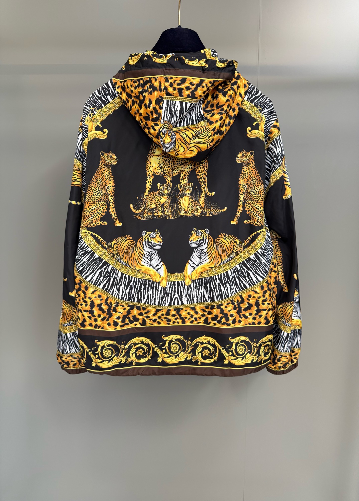 Versace Coral Theatre Print Windbreaker with Medusa Biggie Zipper - Stylish & Unique 3 i1759850884994 2970 0 1