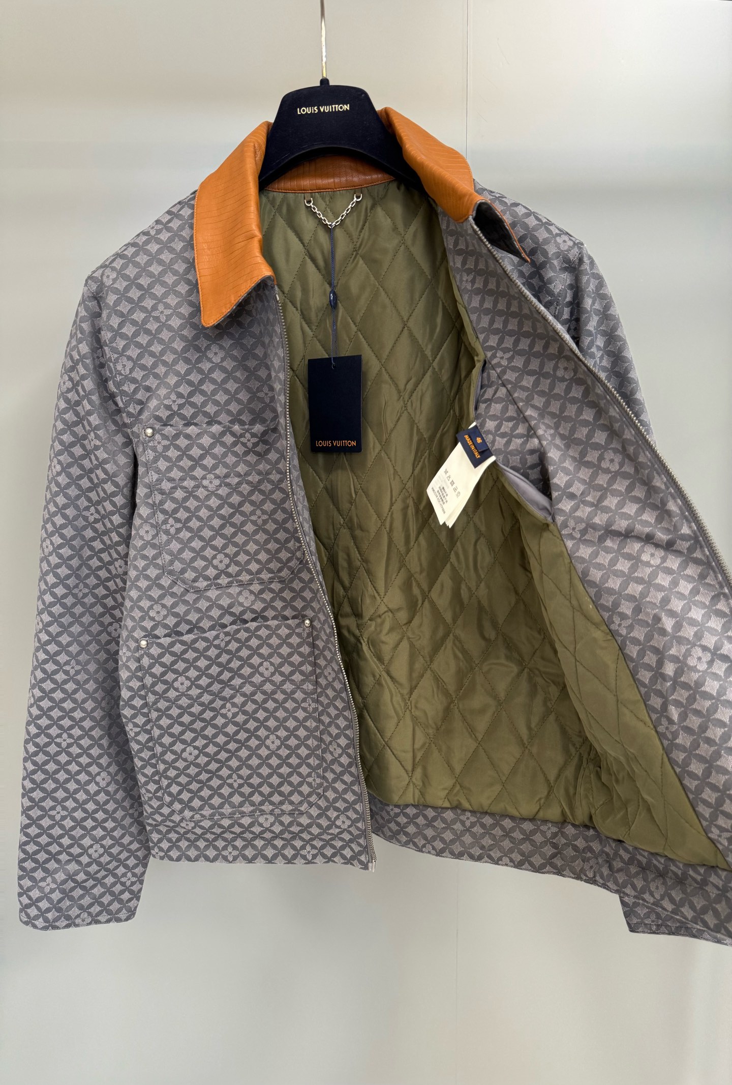 Louis Vuitton Monogram Jacquard Quilted Jacket with Corduroy Collar 8 i1760018155062 5321 0 7