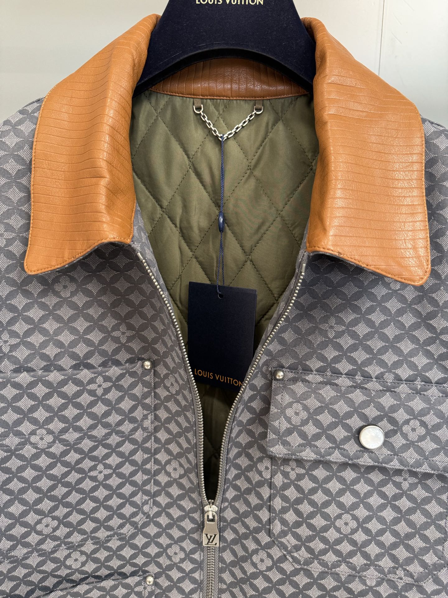 Louis Vuitton Monogram Jacquard Quilted Jacket with Corduroy Collar 4 i1760018155180 5024 0 2