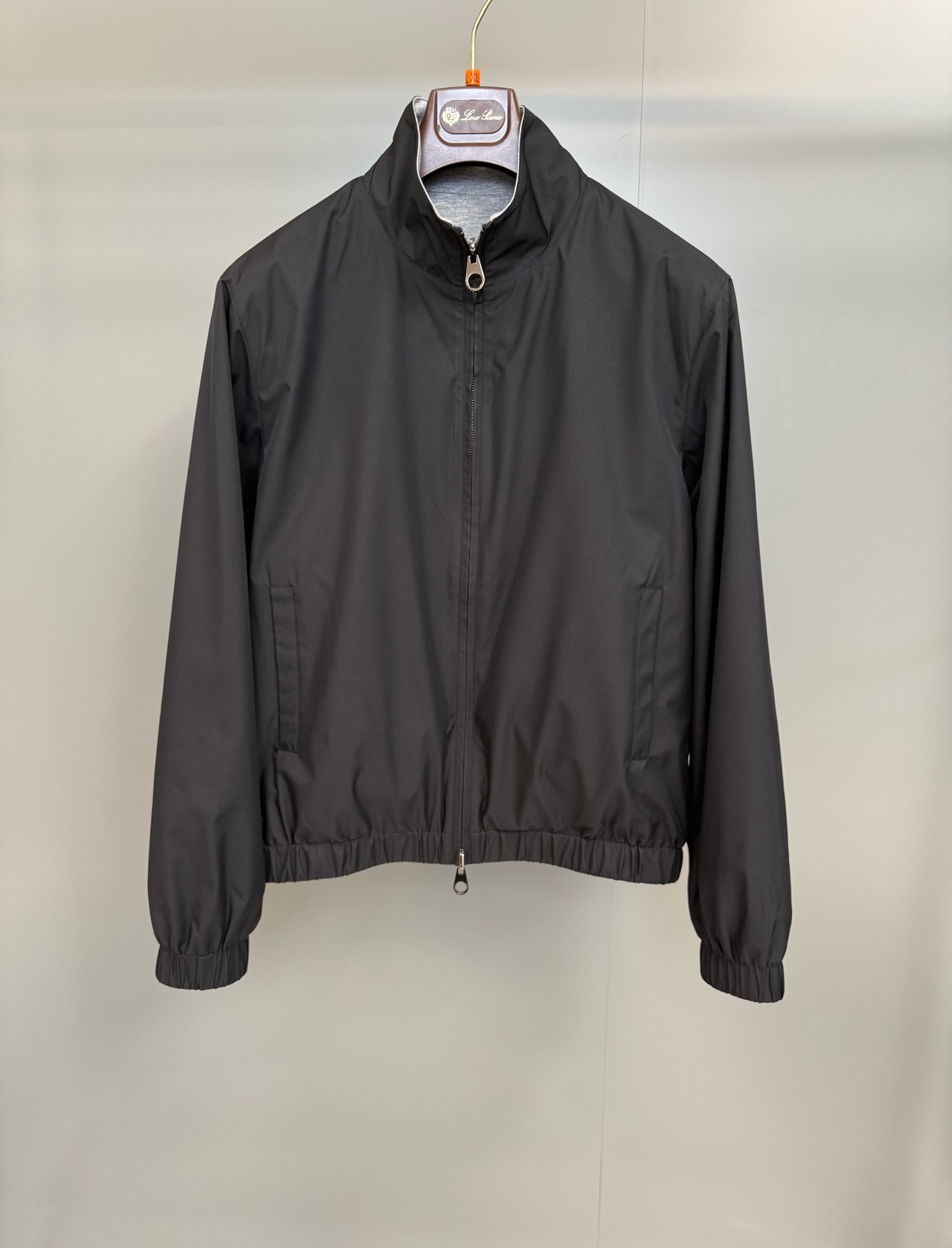NO:786806,New LP Bomber Windmate men's black/grey reversible bomber jacket, Windmate Stretch material reversible short jacket, Windmate Stretch is Loro Piana's specialty fabric - blended microfiber and wool, treated with StormSystem waterproof and windproof, classic cut, suitable for creating sports, leisure and travel looks. It is an ideal item for the wardrobe, comes with microfiber fabric. Fabric 1: polyester fiber, fabric 232.2 wool blended polyester, men's clothing, loro  piana,loro piana,jackets & coats,19860909新品LP Bomber Windmate男士黑色/灰色双面飞行员夹克,Windmate Stretch材质正反两穿式短夹克,Windmate Stretch是 Loro Piana的特色面料--将微纤维与羊毛混纺后,经StormSystem防水防风处理,经典剪裁,适合营造运动、闲暇和旅行装扮,是衣橱的理想单品,随附微纤维面料.面料1:聚酯纤维,面料232.2羊毛混纺涤纶,男装,loro piana,loro piana,jackets & coats,,Women's clothing