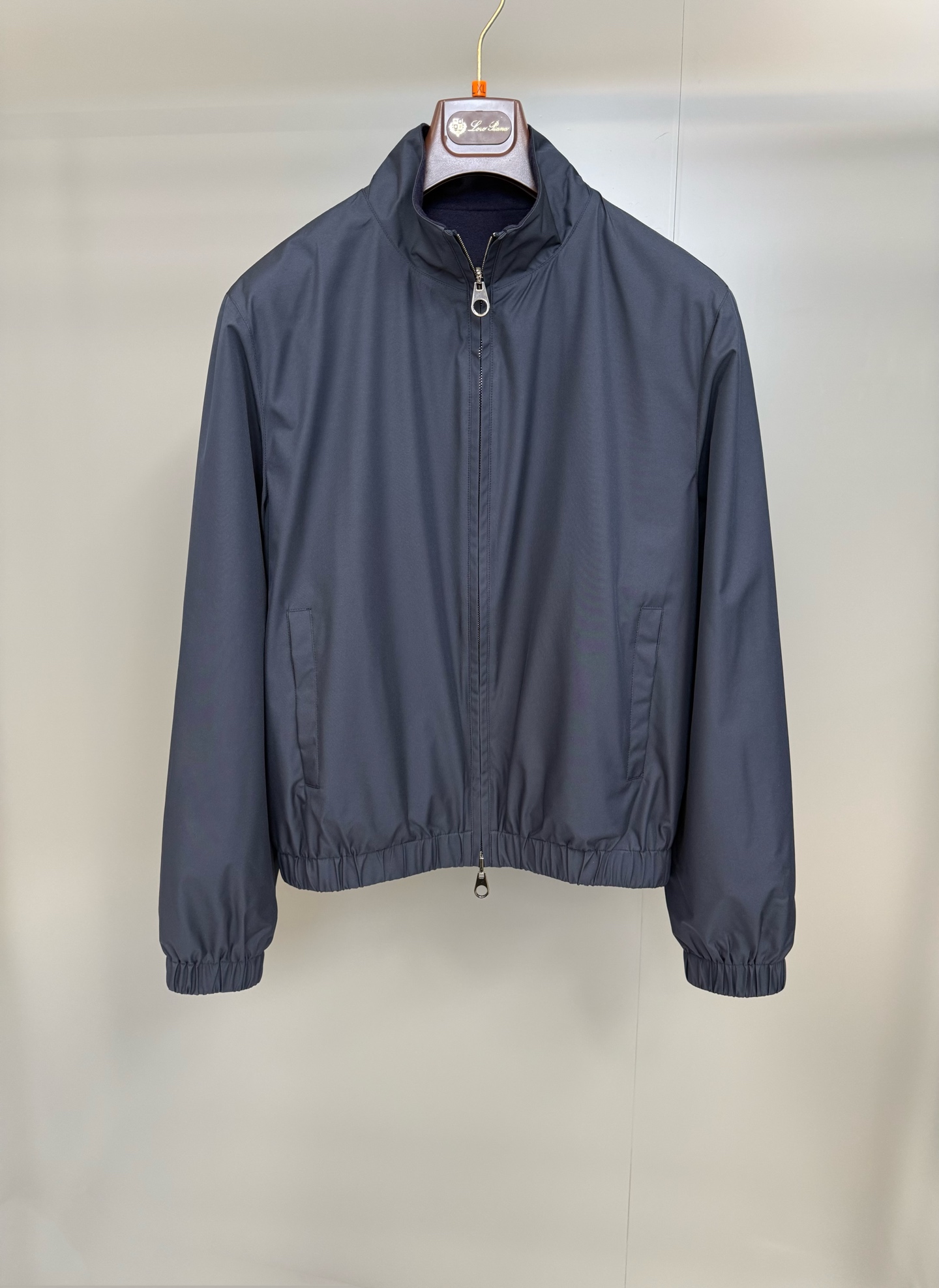 NO:786796,New LP Bomber Windmate men's navy blue reversible bomber jacket, Windmate Stretch material reversible short jacket, Windmate Stretch is Loro Piana's specialty fabric - blended microfiber and wool, treated with StormSystem waterproof and windproof, classic tailoring, suitable for creating sports, leisure and travel looks. It is an ideal item for the wardrobe, comes with microfiber fabric. Fabric 1: Polyester fiber, fabric 232.2 wool blended polyester, men's clothing, loro  piana,loro piana,jackets & coats,19860909新品LP Bomber Windmate男士海军蓝双面飞行员夹克,Windmate Stretch材质正反两穿式短夹克,Windmate Stretch是 Loro Piana的特色面料--将微纤维与羊毛混纺后,经StormSystem防水防风处理,经典剪裁,适合营造运动、闲暇和旅行装扮,是衣橱的理想单品,随附微纤维面料.面料1:聚酯纤维,面料232.2羊毛混纺涤纶,男装,loro piana,loro piana,jackets & coats,,Women's clothing