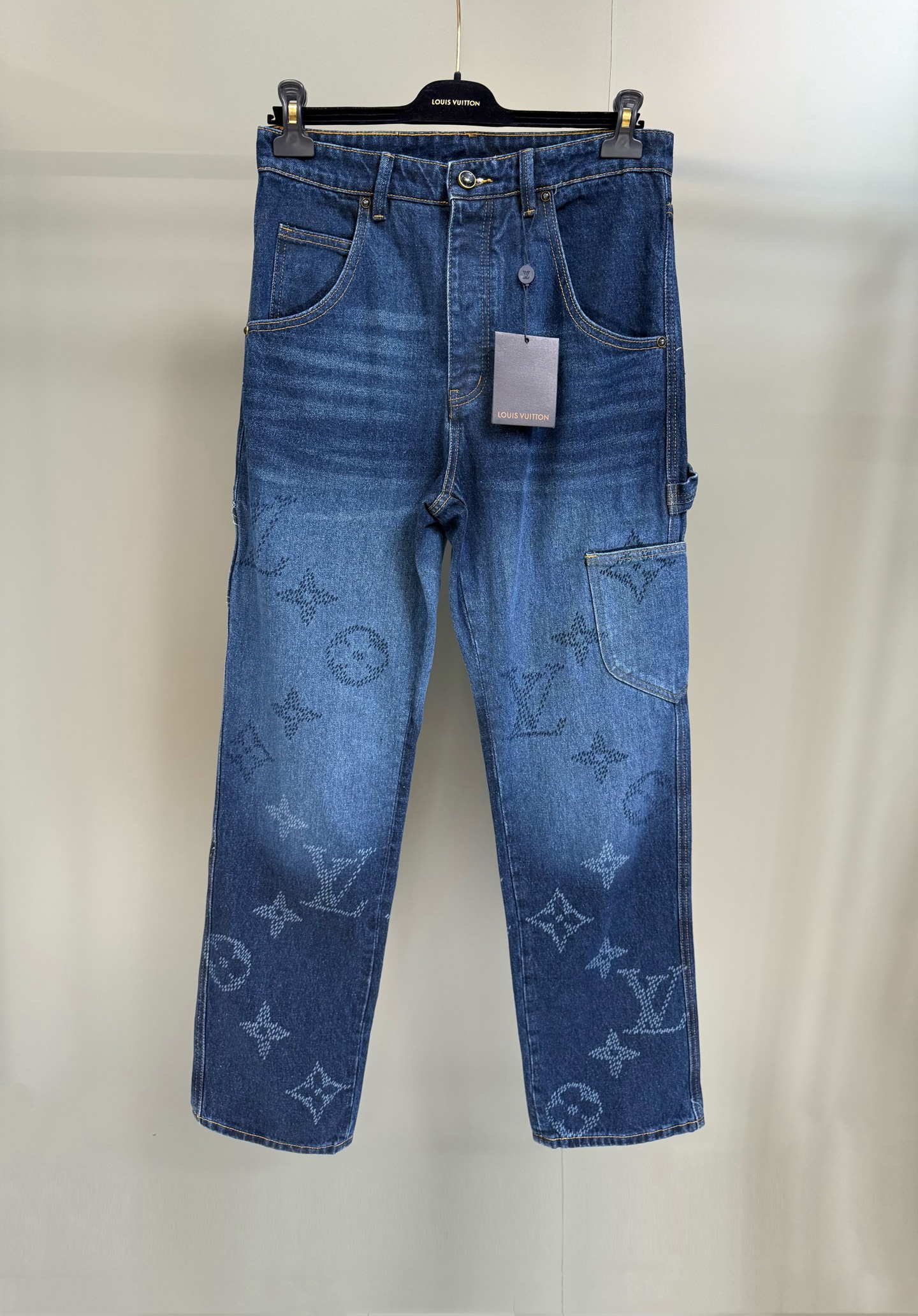 NO:947567,Lvjia 26ss burnt flower work jeans were purchased and developed in the first time. The jeans are made of 480 grams of denim fabric and laser burnt process. After washing, the shape is breathable and comfortable. The wash color is comparable to YB effect. The high-definition original molded black pearl buttons, checkerboard genuine leather tags, and burnt counter jacquard are different from those on the market. The effect is super good!  Pair it with the same jacket for a stylish look!  ,Louis Vuitton-clothing,louis vuitton,louis vuitton,louis vuitton,jeans,jackets & coats,19860909驴家26ss烧花工装牛仔裤 第一时间原版购入开发,牛仔裤采用480克牛仔布料,激光烧花工艺,洗水后版型透气舒适,洗水色泽媲美YB效果,高定原版开模黑珍珠纽扣,棋盘真皮皮牌,烧花对位提花,区别市面上看图做做,效果超好！搭配同款外套,时尚感十足！,路易威登-服装,louis vuitton,louis vuitton,louis vuitton,jeans,jackets & coats,,Women's clothing