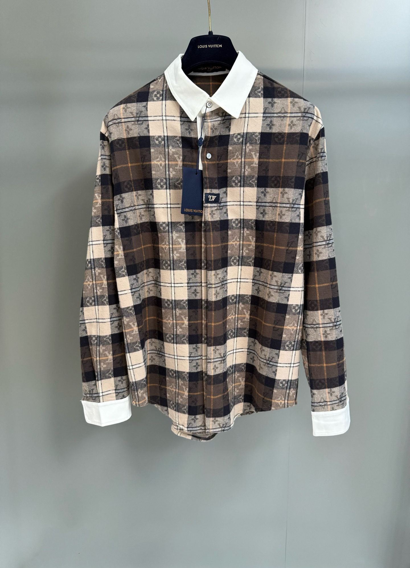 NO:779375,The high version of Lujia's long-sleeved top is made from a rugby polo shirt reinterpreted in soft cotton flannel, with Monogram jacquard accentuated in autumnal tones. The collar is embellished with pearlescent buttons and a woven LV patch, giving the hidden button front a half- placket effect. Cotton poplin on the collar and cuffs adds a neat look. Standard fit cotton Logo jacquard Cotton poplin collar, cuffs and button front lining  Concealed button placket with woven logo patch Pearlescent button collar and cuffs,Louis Vuitton - Clothing,louis vuitton,louis vuitton,louis vuitton,louis vuitton,19860909高版本驴家本款长袖上衣选用柔软棉质法兰绒重绎橄榄球马球衫,以秋日色调烘托 Monogram 格纹提花.领口点缀珠光纽扣和梭织 LV 贴饰,令暗扣前襟呈现半开襟效果.衣领和袖口的棉质府绸彰显利落风范. 标准版型 棉 标识提花 棉质府绸衣领、袖口和纽扣前襟内衬 暗扣前襟配有梭织标识贴饰 珠光纽扣领口和袖口,路易威登-服装,louis vuitton,louis vuitton,louis vuitton,louis vuitton,,Women's clothing