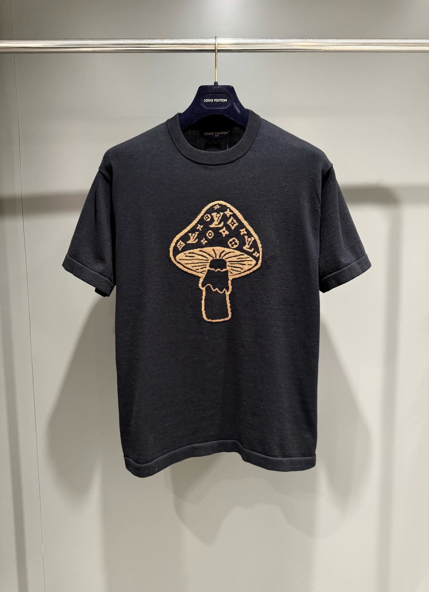 NO:818567,Made from fine knitted cotton, this crisp T-shirt from Lvjia offers a casual silhouette with fun graphics. Inspired by this season's journey through the English countryside, it features a playful mushroom intarsia pattern on the front, subtly integrated with the Monogram logo. A Marque L.Vuitton Déposée woven label on the back. Standard fit cotton Intarsia logo on the front Ribbed collar Woven logo label on the back, Louis Vuitton - Apparel, louis  vuitton,louis vuitton,louis vuitton,19860909高版本驴家这款利落的 T 恤采用细腻针织棉料制成,休闲造型搭配趣味图形.其灵感源于本季的英伦乡间漫旅,正面饰有俏皮的蘑菇嵌花图案,并巧妙融入 Monogram 标识.背面饰有 Marque L.Vuitton Déposée 梭织标签. 标准版型 棉 正面饰有嵌花标识 罗纹衣领 背面梭织标识标签,路易威登-服装,louis vuitton,louis vuitton,louis vuitton,,Women's clothing
