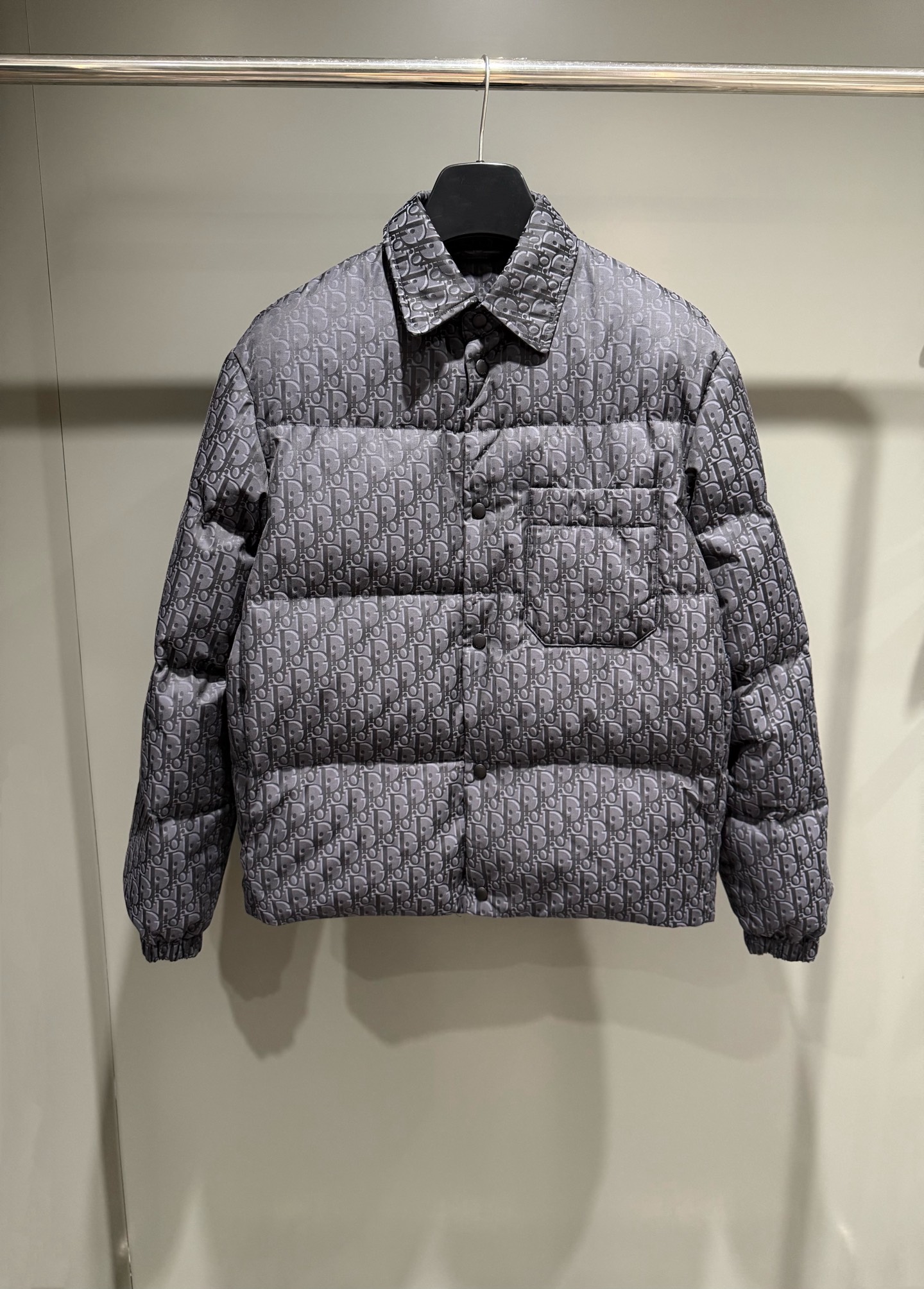 NO:637376,New CD Oblique print down jacket in black cotton blend fabric. This down jacket shirt highlights Dr's classic Oblique print. It is crafted from black cotton blend fabric and is decorated with Dr rubber patch on the back. It is equipped with chest patch pockets and welt pockets. It is unique and light in style.  Logo snaps, chest patch pocket, side welt pockets, internal hidden pockets with CD snaps. Filling: 90 new national standard duck down, Dior-clothing, dior, jackets & coats, shirts, down jacket, alexander wang19860909新品CD黑色棉质混纺面料Oblique印花羽绒外套,这款羽绒外套衬衫突显Dr经典的Oblique 印花,采用黑色棉质混纺面料精心制作,背部饰以Dr橡胶补丁,搭配胸前贴袋和贴边口袋,别具一格,款式轻盈,通体图案彰显气质,同色调图形风格细节为各式装扮提升格调,通体饰以同色调 Oblique 印花背面饰以 Dr ,橡胶补丁,正面开合搭配,Dr 标志按扣,胸前贴袋,侧面贴边口袋,内部设有无盖暗袋,搭配CD按扣.填充物:90新国标鸭绒,迪奥-服装,dior,jackets & coats,shirts,down jacket,alexander wang,Women's clothing