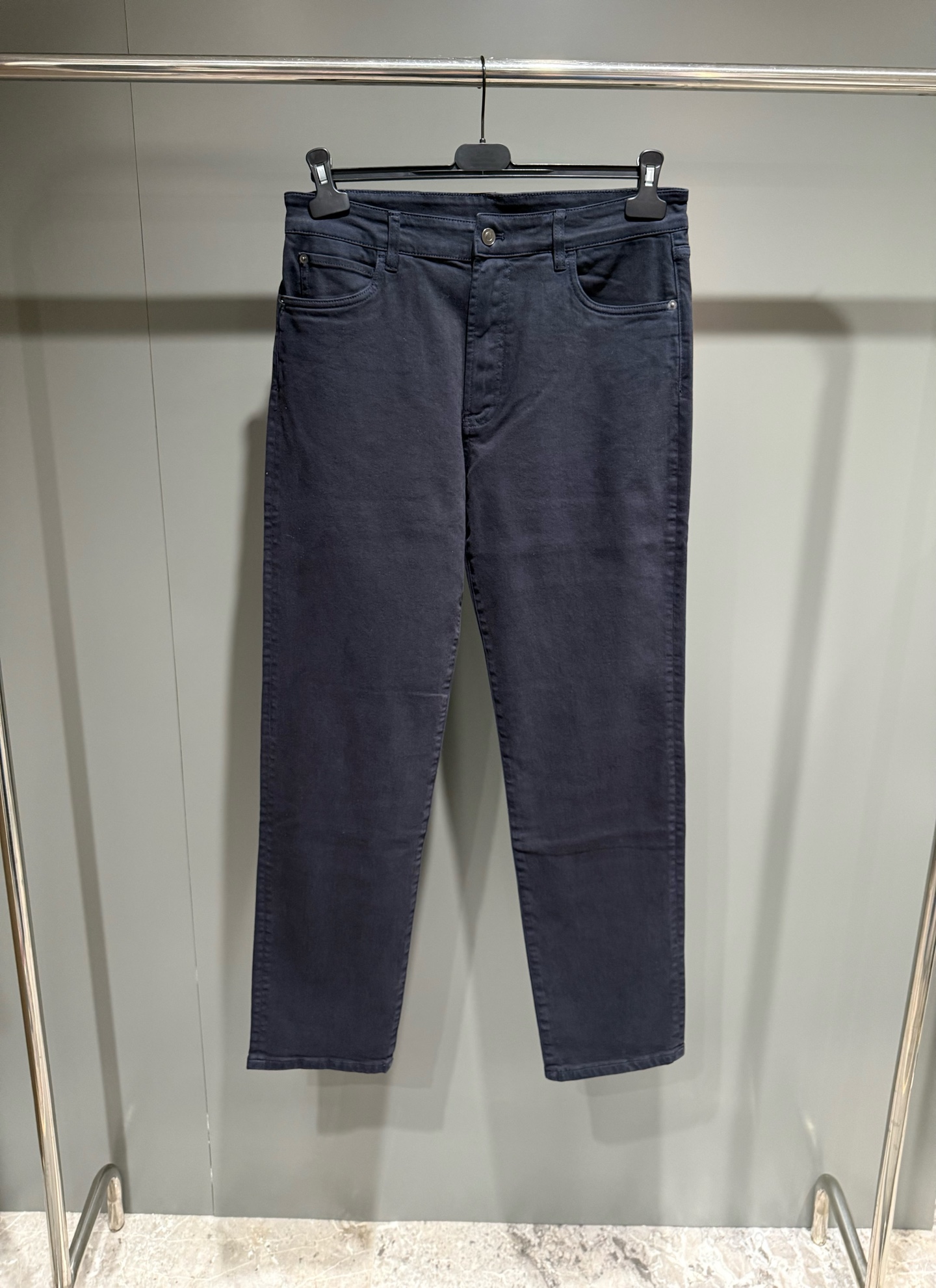 NO:944384,New LP  Quarona men's denim trousers, Quarona denim trousers are a model of casual and comfortable denim clothing. They are highly praised for their versatile characteristics and enduring charm that are suitable for all seasons. The classic five-pocket design presents a refined and rich texture, which can  Wear with a lightweight linen shirt or crisp T-shirt, mid-rise, straight cut, classic five-pocket style, zipper closure, metal button fastening, leather patch on the back, belt loops, regular fit. Fabric: 99 cotton, 1 spandex, men's, loro  piana,shirts,tees,t-shirt,19860909新品LP Quarona男士牛仔长裤,Quarona牛仔长裤是牛仔服饰随性舒适的典范,以其四季皆宜的百搭特性与经久不衰的魅力而备受推崇,经典五口袋设计呈现精致而丰富的质感,可搭配轻盈的亚麻衬衫或挺括的T恤,中腰,直筒剪裁,经典五口袋款式,拉链开合,配有纽扣金属纽扣,背面饰有皮革贴饰,腰带环,常规版型.面料:99棉,1氨纶,男装,loro piana,shirts,tees，t-shirt,,Women's clothing