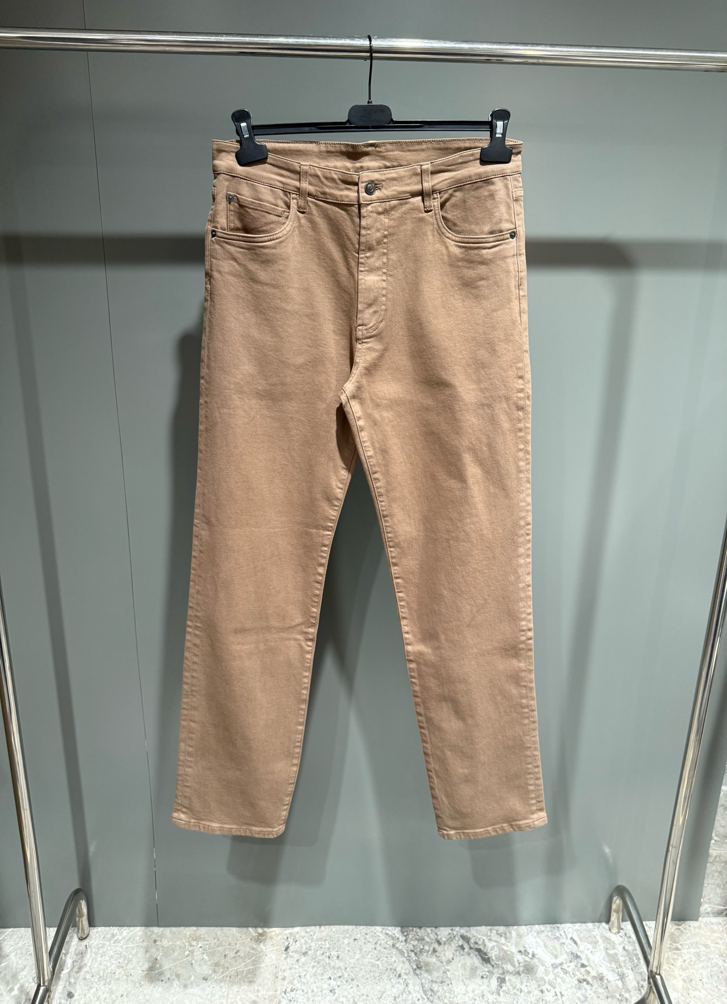 NO:944456,New LP  Quarona men's smoked wood denim trousers. Quarona denim trousers are a model of casual and comfortable denim clothing. They are highly respected for their versatility and enduring charm that can be worn in all seasons. The classic five-pocket design presents a refined and rich texture.  , can be worn with a lightweight linen shirt or a crisp T-shirt, mid-rise, straight cut, classic five-pocket style, zipper closure, metal button fastening, leather patch on the back, belt loops, regular fit. Fabric: 99 cotton, 1 spandex, men's, loro  piana,shirts,tees,t-shirt,19860909新品LP Quarona男士烟熏木色牛仔长裤,Quarona牛仔长裤是牛仔服饰随性舒适的典范,以其四季皆宜的百搭特性与经久不衰的魅力而备受推崇,经典五口袋设计呈现精致而丰富的质感,可搭配轻盈的亚麻衬衫或挺括的T恤,中腰,直筒剪裁,经典五口袋款式,拉链开合,配有纽扣金属纽扣,背面饰有皮革贴饰,腰带环,常规版型.面料:99棉,1氨纶,男装,loro piana,shirts,tees，t-shirt,,Women's clothing