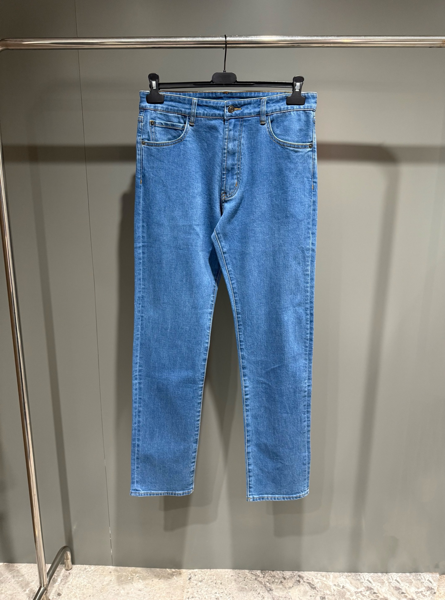 NO:951585,New LP  Quarona men's denim trousers, Quarona denim trousers are a model of casual and comfortable denim clothing. They are highly praised for their versatile characteristics and enduring charm that are suitable for all seasons. The classic five-pocket design presents a refined and rich texture, which can  Wear with a lightweight linen shirt or crisp T-shirt, mid-rise, straight cut, classic five-pocket style, zipper closure, metal button fastening, leather patch on the back, belt loops, regular fit. Fabric: 99 cotton, 1 spandex, SIZE: 32  33 34 35,men's clothing,loro piana,shirts,tees,t-shirt,19860909新品LP Quarona男士牛仔长裤,Quarona牛仔长裤是牛仔服饰随性舒适的典范,以其四季皆宜的百搭特性与经久不衰的魅力而备受推崇,经典五口袋设计呈现精致而丰富的质感,可搭配轻盈的亚麻衬衫或挺括的T恤,中腰,直筒剪裁,经典五口袋款式,拉链开合,配有纽扣金属纽扣,背面饰有皮革贴饰,腰带环,常规版型.面料:99棉,1氨纶,SIZE:32 33 34 35,男装,loro piana,shirts,tees，t-shirt,,Women's clothing