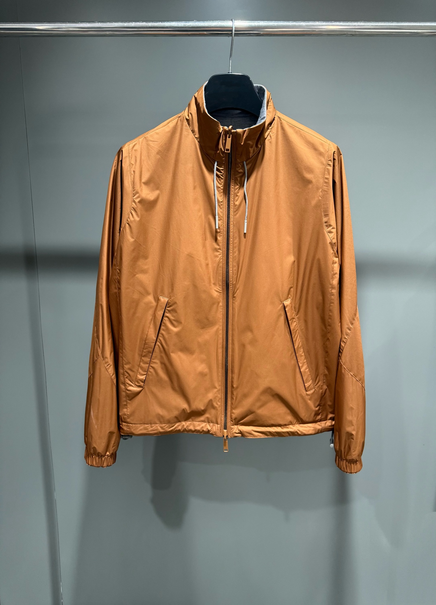 NO:786821,New ZG technical fabric reversible jacket, this orange and gray Zephyr reversible short jacket combines fashionable urban style with practical design. The stand-up collar and adjustable hem provide protection from wind and rain, while the leather decorative details and contrasting straps add eye-catching effect to all occasions. Standard size, stand-up collar, zipper placket, adjustable hem, leather drawstring. One side is made of polyester. One side is made of 39.5 wool, 39.5 cotton, 21 polyester.  Drawstring fabric cowhide,men's clothing,jackets & coats,jackets & coats,cowhide,19860909新品ZG高科技面料双面夹克外套,这款橙配灰色Zephyr双面短夹克集时髦的都市风格与实用设计于一体,立领和可调节下摆可遮风挡雨,而皮革装饰细节和撞色饰带可在所有场合增加醒目效果,标准尺码,立领,拉链开襟,可调节下摆,皮革抽绳. 一面面料聚酯纤维 一面面料39.5羊毛,39.5棉,21涤纶 抽绳面料牛皮革,男装,jackets & coats,jackets & coats,cowhide,,Women's clothing