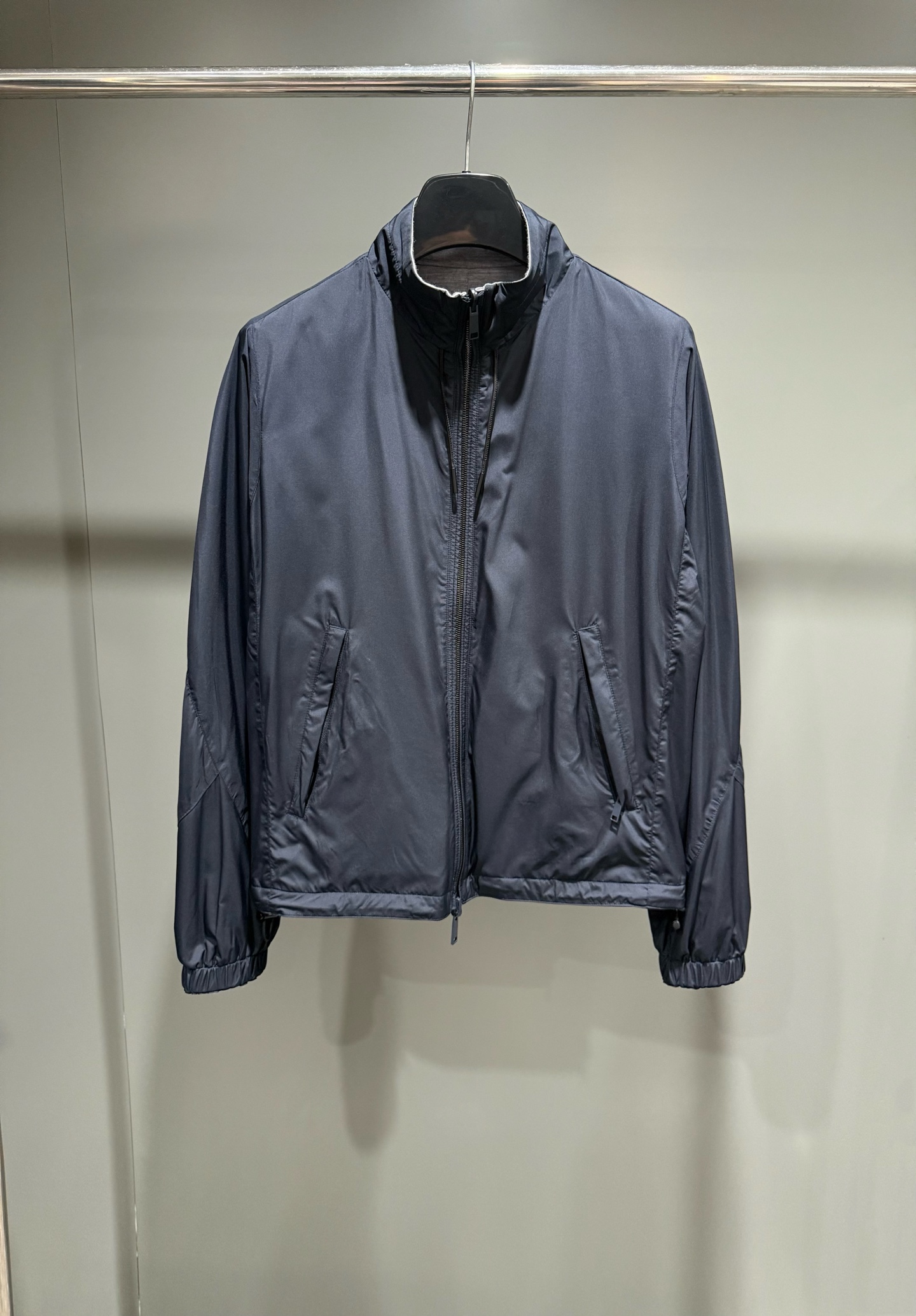 NO:786838,New ZG technical fabric reversible jacket, this blue with gray Zephyr reversible short jacket combines fashionable urban style with practical design. The stand-up collar and adjustable hem provide protection from wind and rain, while the leather decorative details and contrasting straps add eye-catching effect to all occasions. Standard size, stand-up collar, zipper placket, adjustable hem, leather drawstring. One side is made of polyester. One side is made of 39.5 wool, 39.5 cotton, 21 polyester.  Drawstring fabric cowhide,men's clothing,jackets & coats,jackets & coats,cowhide,19860909新品ZG高科技面料双面夹克外套,这款蓝色配灰色Zephyr双面短夹克集时髦的都市风格与实用设计于一体,立领和可调节下摆可遮风挡雨,而皮革装饰细节和撞色饰带可在所有场合增加醒目效果,标准尺码,立领,拉链开襟,可调节下摆,皮革抽绳. 一面面料聚酯纤维 一面面料39.5羊毛,39.5棉,21涤纶 抽绳面料牛皮革,男装,jackets & coats,jackets & coats,cowhide,,Women's clothing