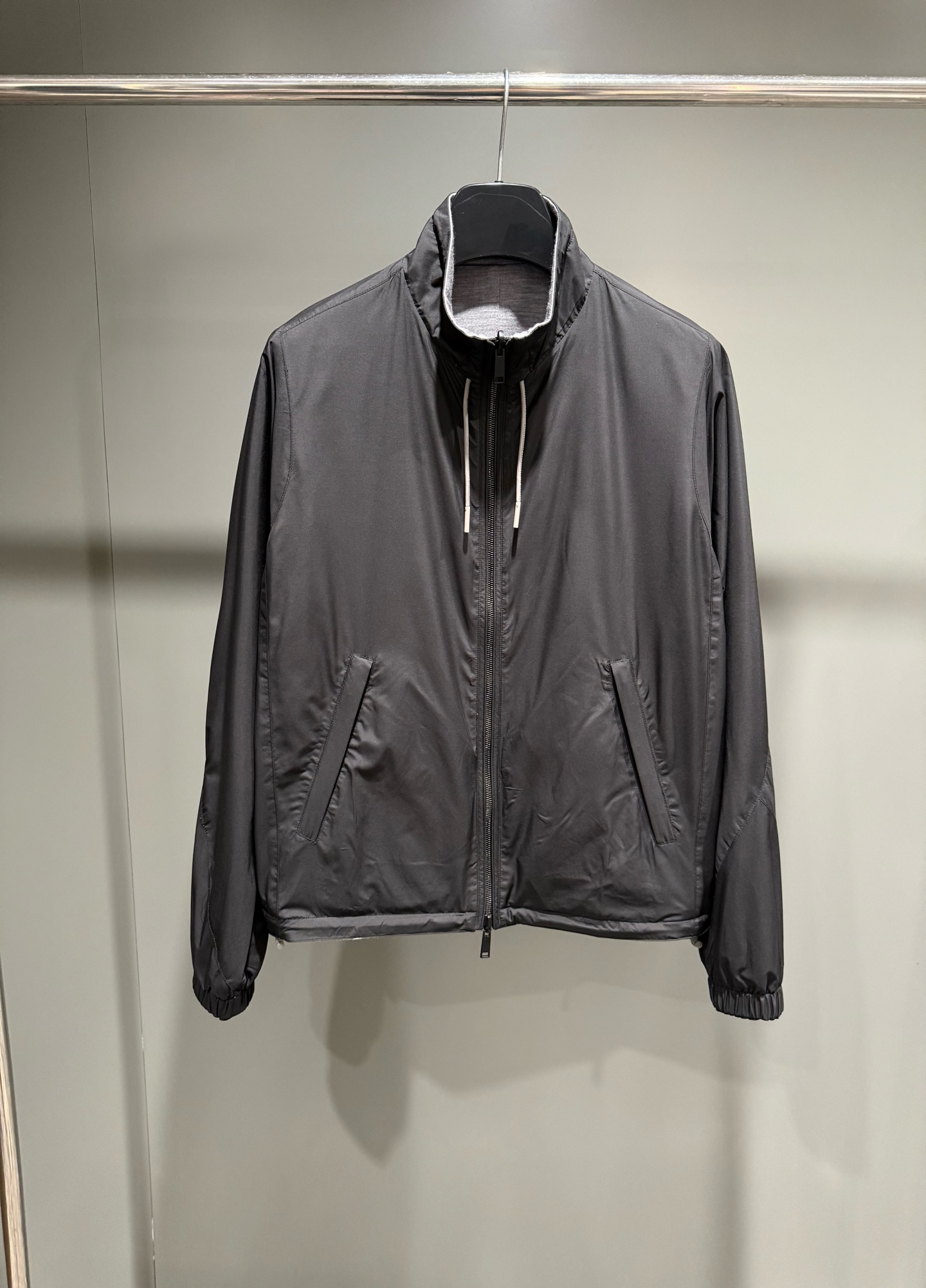 NO:786831,New ZG technical fabric reversible jacket, this black and gray Zephyr reversible short jacket combines stylish urban style with practical design. The stand-up collar and adjustable hem provide protection from wind and rain, while the leather decorative details and contrasting straps add eye-catching effect to all occasions. Standard size, stand-up collar, zipper placket, adjustable hem, leather drawstring. One side is made of polyester. One side is made of 39.5 wool, 39.5 cotton, 21 polyester.  Drawstring fabric cowhide,men's clothing,jackets & coats,jackets & coats,cowhide,19860909新品ZG高科技面料双面夹克外套,这款黑色灰色Zephyr双面短夹克集时髦的都市风格与实用设计于一体,立领和可调节下摆可遮风挡雨,而皮革装饰细节和撞色饰带可在所有场合增加醒目效果,标准尺码,立领,拉链开襟,可调节下摆,皮革抽绳. 一面面料聚酯纤维 一面面料39.5羊毛,39.5棉,21涤纶 抽绳面料牛皮革,男装,jackets & coats,jackets & coats,cowhide,,Women's clothing