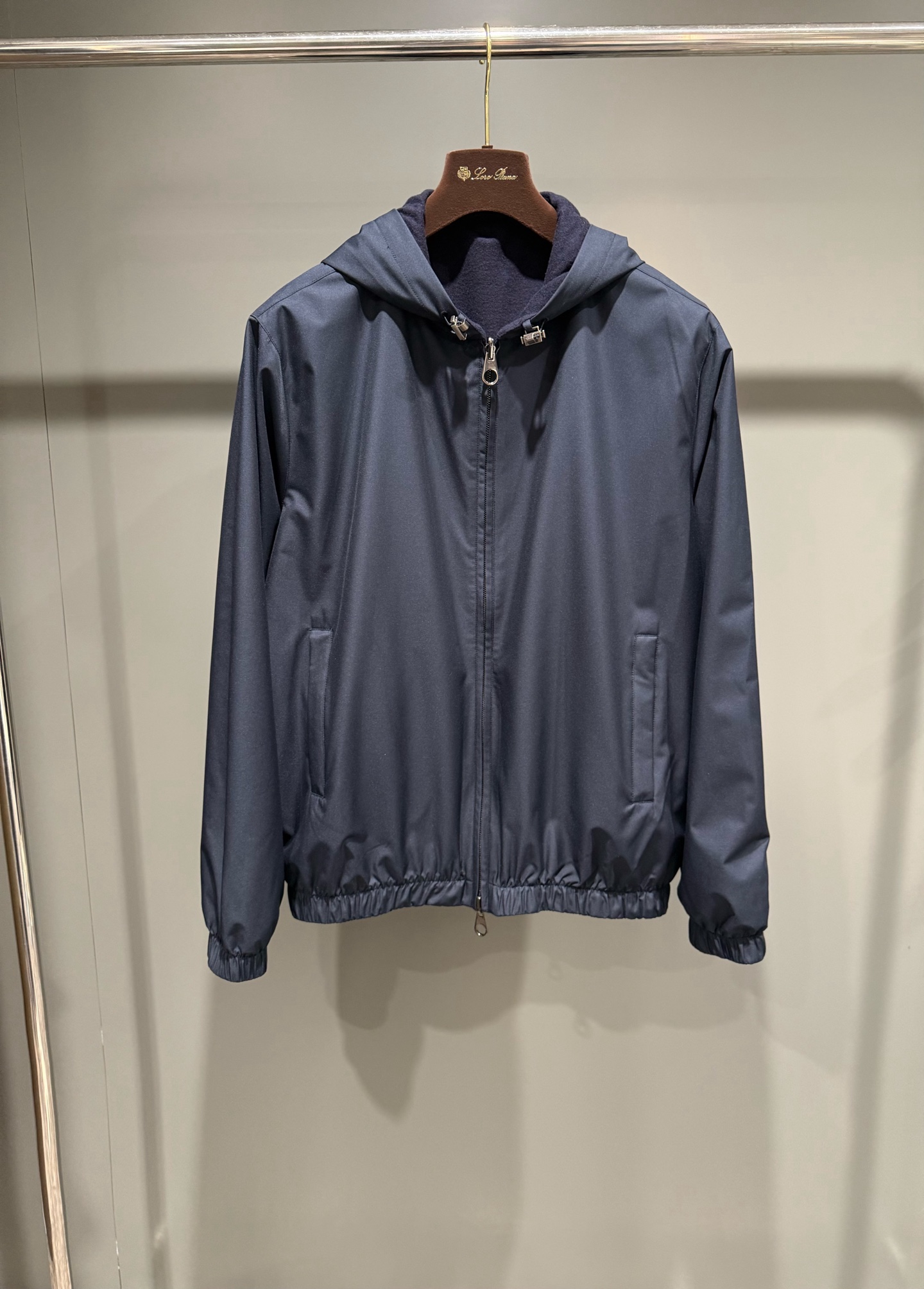NO:786848,New LP men's reversible hooded bomber jacket. On the occasion of the brand's centenary, the centenary series pays tribute to enduring style with exquisite craftsmanship and injects new vitality into contemporary refined tastes. Wear the iconic Loro Piana reversible hooded bomber jacket. The hood design brings you a sense of security. Passed by Storm  System-treated fabric resists wind and rain. This jacket has a multi-functional design to keep you stylish no matter how the weather changes. It has a non-detachable hood with an adjustable drawstring, double welt pockets on the microfiber side and slightly slit slit pockets on the cashmere side, elastic cuffs and hem. Fabric 1: Nylon Fabric 2: Cashmere SIZE: 46 48 50 52, Men's, loro piana, loro piana, jackets & coats, hats,19860909新品LP男士双面连帽飞行员夹克,值此品牌百年华诞之际,百年纪念系列以精美工艺向经久不衰的风格致敬,并为当代精致品味注入新的活力,穿上标志性Loro Piana双面飞行员夹克,兜帽设计为您带来安全感,经过Storm System处理的面料抵御风雨侵袭.这款夹克采用多功能设计,无论天气如何变化,随时保持风度翩翩,不可拆卸兜帽,带可调节抽绳,微纤维一面设有双嵌线口袋,羊绒一面设有微斜开衩口袋,松紧袖口和底边. 面料1:锦纶 面料2:山羊绒 SIZE:46 48 50 52,男装,loro piana,loro piana,jackets & coats,hats,,Women's clothing