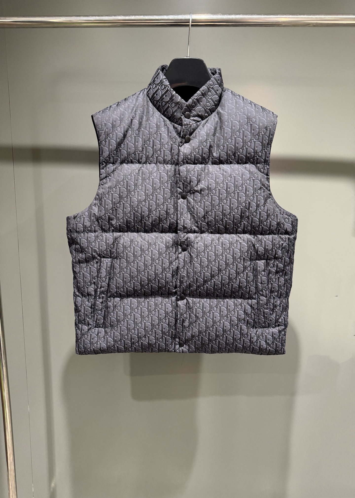 NO:637379,New arrival CD Oblique printed down vest in black cotton blend fabric. This down vest highlights Dr's classic Oblique print. It is crafted from black cotton blend fabric and is decorated with Dr rubber patch on the back. It has a stand-up collar and welt pockets. It is unique. It has a sleeveless silhouette and can be paired with tailoring or sportswear. It is decorated with tonal Oblique print all over and is decorated with Dr rubber patch on the back. Stand collar and front closure. It is matched with Dr  Logo snaps, side welt pockets, with hidden zippers, internal hidden pockets with CD snaps. Filling: 90 GB duck down, SIZE: 46 48 50 52, Dior-clothing, dior, down jacket, alexander wang19860909新品CD黑色棉质混纺面料Oblique 印花羽绒马甲背心,这款羽绒背心突显Dr经典的Oblique 印花,采用黑色棉质混纺面料精心制作,背面饰以Dr橡胶补丁,搭配立领和贴边口袋,别具一格,无袖廓形,可与精裁装扮或运动服饰搭配,通体饰以同色调 Oblique 印花,背面饰以 Dr 橡胶补丁,立领 ,正面开合,搭配 Dr 标志按扣,侧面贴边口袋,搭配隐藏式拉链,内部设有无盖暗袋,搭配CD按扣.填充物:90国标鸭绒,SIZE:46 48 50 52,迪奥-服装,dior,down jacket,alexander wang,Women's clothing