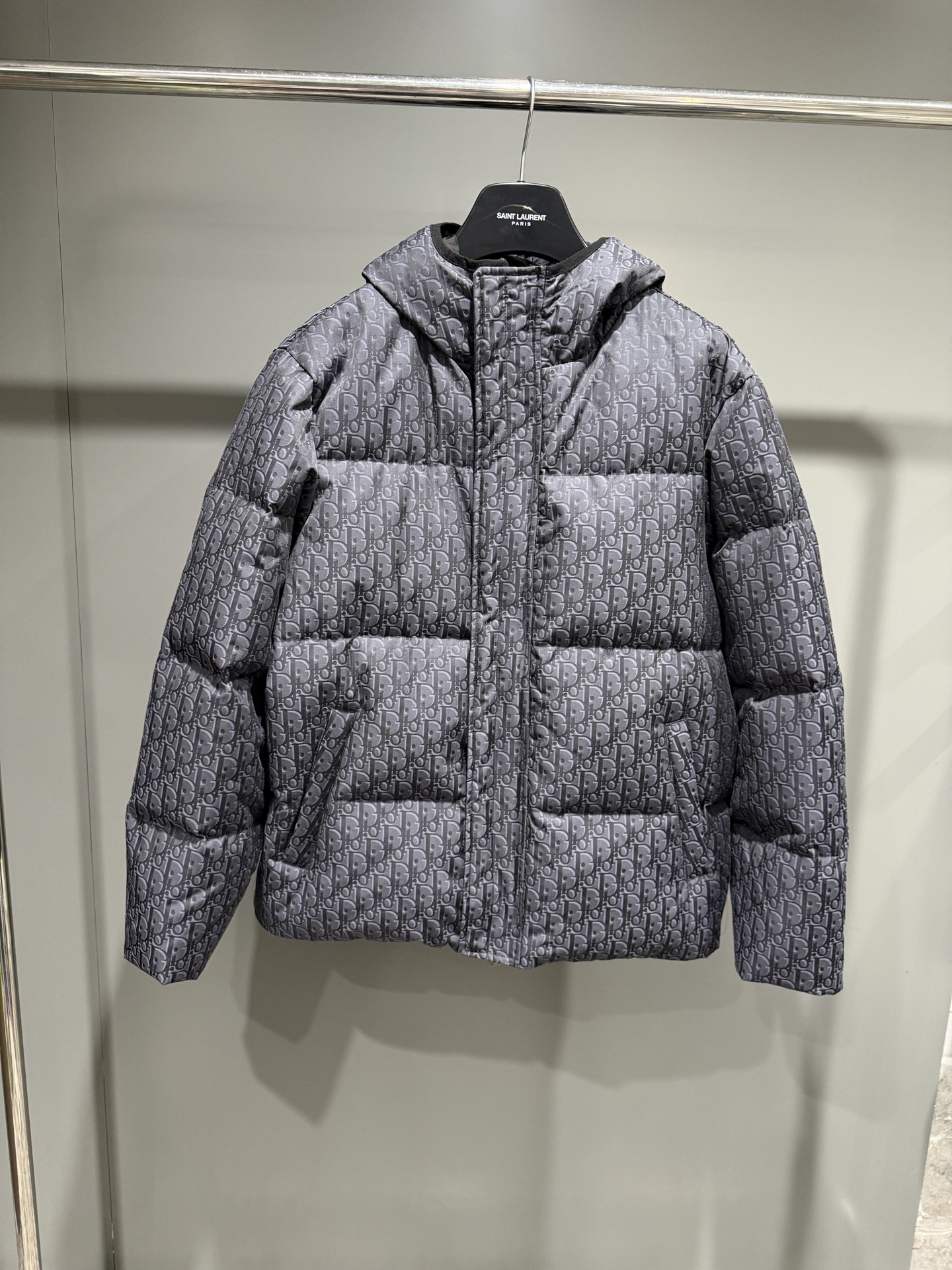 NO:637373,New CD hooded quilted black cotton blend fabric Oblique printed down jacket. This hooded quilted down jacket is a new product in the 2026 spring men's collection, highlighting the Oblique print and Dr logo. It is carefully made of black cotton blend fabric and decorated with Dr rubber patches and side zipper pockets. It is unique. The all-over pattern highlights the temperament. The tonal graphic style details enhance the style of various outfits. The whole body is decorated with tonal Oblique  Printed back decorated with Dr rubber patch hood, zipper closure, side zipper pockets. Filling 90 new national standard duck down, SIZE: 46 48 50 52, Dior - clothing, dior, jackets & coats, down jacket, hats, alexander wang19860909新品CD连帽绗缝黑色棉质混纺面料Oblique 印花羽绒夹克,这款连帽绗缝羽绒夹克是二零二六春季男装系列新品,突显Oblique 印花和 Dr 标识,采用黑色棉质混纺面料精心制作,饰以 Dr 橡胶补丁和侧面拉链口袋,别具一格,通体图案彰显气质,同色调图形风格细节为各式装扮提升格调,通体饰以同色调 Oblique 印花背面饰以 Dr 橡胶补丁风帽,拉链开合,侧面拉链口袋.填充物90新国标鸭绒,SIZE:46 48 50 52,迪奥-服装,dior,jackets & coats,down jacket,hats,alexander wang,Women's clothing