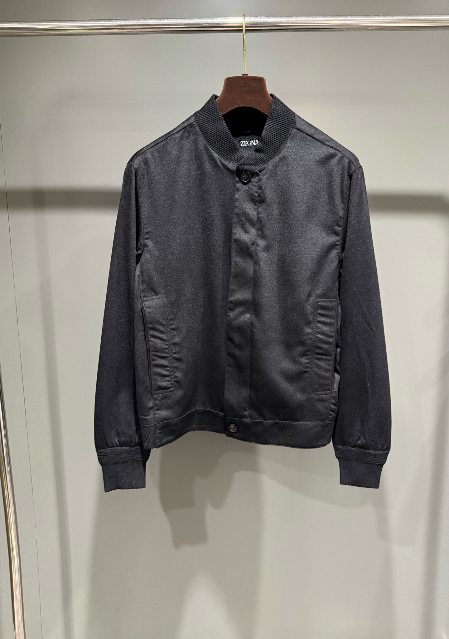 NO:637382,New ZG Oasi Cashmere Elements Oasis wool blend reversible belted jacket, this Oasi  The Cashmere Oasis Wool Elements bomber jacket is made from Zegna's proprietary ultra-fine wool blend. The fabric is lightly felted to create a fine texture. The jacket's waterproof membrane retains the fine quality of the fabric while adding a protective design. It is equipped with ribbing.  Bomber collar and ribbed cuffs add the finishing touch to the dynamic design. Fitted fit, ribbed bomber collar, zip and button placket, semi-ribbed hem, ribbed cuffs, leather details, side straight pockets with embellished hidden snaps, water-repellent finish, lightly felted fabric.  Fabric 49 polyester, 33 viscose, 18 wool SIZE: 46 48 50 52, women's clothing, zegna, jackets & coats, alexander wang19860909新品ZG Oasi Cashmere Elements绿洲羊毛混纺双面束腰夹克,这款Oasi Cashmere绿洲羊毛Elements飞行员夹克以杰尼亚专有超细羊毛混纺制成,面料经轻微毡化处理,彰显精美纹理质感,夹克的防水薄膜保留了面料的精良品质,同时增添防护设计,配有罗纹飞行员夹克领和罗纹袖口,为动感设计增添点睛之笔,合身版型,罗纹飞行员夹克领,拉链和纽扣开襟,半罗纹下摆,罗纹袖口,皮革细节,侧面设有缀饰隐形按扣的直筒口袋,防水处理,轻微毡化面料. 面料49涤纶,33粘胶,18羊毛 SIZE:46 48 50 52,女装,zegna,jackets & coats,alexander wang,Women's clothing