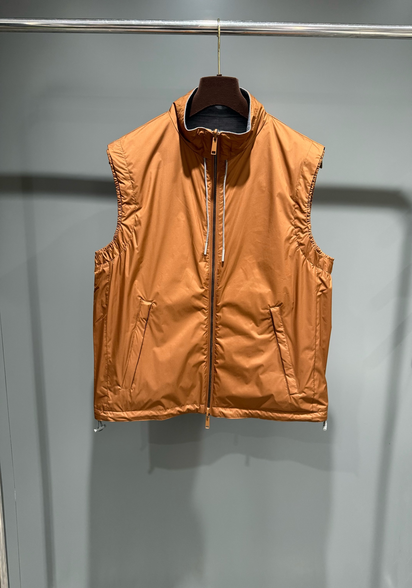 NO:637385,New ZG high-tech fabric/wool blend double-sided vest vest, this vicuña red brown with gray double-sided vest has a lightweight design, as light as the wind. This fashionable vest has a stand-up collar style with an adjustable hem to ensure a perfect match. The elegant color matching is matched with a leather drawstring to bring out more fashion elements. Standard size stand-up collar, zipper placket, adjustable hem, with leather drawstring. Fabric 1: Polyester fiber  Fabric 2: 39.5 wool, 39.5 cotton, 21 polyester drawstring fabric cow leather SIZE: 46 48 50 52, women's clothing, cowhide, alexander wang19860909新品ZG高科技面料/羊毛混纺双面背心马甲,这款骆马红棕色配灰色双面背心采用轻量化设计,轻盈如风,这款时髦的背心采用立领风格,搭配可调节下摆,可确保完美搭配,优雅配色与皮革拉绳搭配,衬托出更多时尚元素,标准尺码立领,拉链开襟,可调节下摆,带皮革抽绳. 面料1:聚酯纤维 面料2:39.5羊毛,39.5棉,21涤纶 抽绳面料牛皮革 SIZE:46 48 50 52,女装,cowhide,alexander wang,Women's clothing