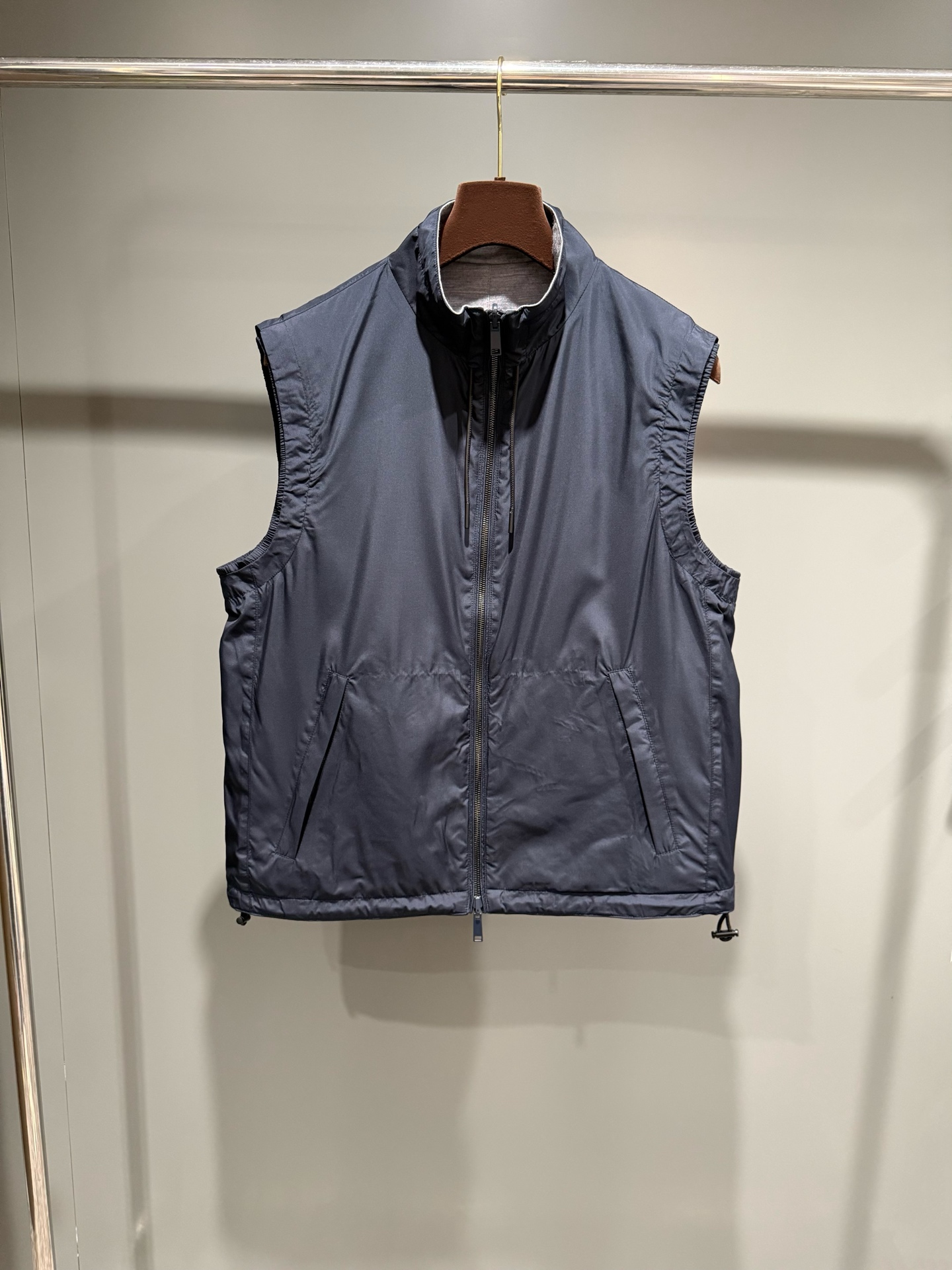 NO:637388,New ZG high-tech fabric/wool blend double-sided vest vest. This blue and gray double-sided vest adopts lightweight design and is as light as the wind. This fashionable vest has a stand-up collar style with an adjustable hem to ensure a perfect match. The elegant color matching is matched with a leather drawstring to bring out more fashion elements. Standard size stand-up collar, zipper placket, adjustable hem, with leather drawstring. Fabric 1: Polyester Fabric 2: 39.5 wool, 39.5 cotton, 21 polyester  Drawstring fabric cowhide,women's clothing,cowhide,alexander wang19860909新品ZG高科技面料/羊毛混纺双面背心马甲,这款蓝色配灰色双面背心采用轻量化设计,轻盈如风,这款时髦的背心采用立领风格,搭配可调节下摆,可确保完美搭配,优雅配色与皮革拉绳搭配,衬托出更多时尚元素,标准尺码立领,拉链开襟,可调节下摆,带皮革抽绳. 面料1:聚酯纤维 面料2:39.5羊毛,39.5棉,21涤纶 抽绳面料牛皮革,女装,cowhide,alexander wang,Women's clothing