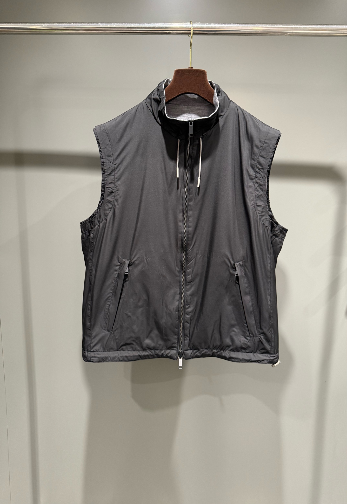 NO:637391,New ZG high-tech fabric/wool blend double-sided vest vest, this black with gray double-sided vest has a lightweight design, as light as the wind. This stylish vest has a stand-up collar style with an adjustable hem to ensure a perfect match. The elegant color matching is matched with a leather drawstring to bring out more fashion elements. Standard size stand-up collar, zipper placket, adjustable hem, with leather drawstring. Fabric 1: Polyester Fabric 2: 39.5 wool, 39.5 cotton, 21 polyester  Drawstring fabric cow leather SIZE: 46 48 50 52, women's clothing, cowhide, alexander wang19860909新品ZG高科技面料/羊毛混纺双面背心马甲,这款黑色配灰色双面背心采用轻量化设计,轻盈如风,这款时髦的背心采用立领风格,搭配可调节下摆,可确保完美搭配,优雅配色与皮革拉绳搭配,衬托出更多时尚元素,标准尺码立领,拉链开襟,可调节下摆,带皮革抽绳. 面料1:聚酯纤维 面料2:39.5羊毛,39.5棉,21涤纶 抽绳面料牛皮革 SIZE:46 48 50 52,女装,cowhide,alexander wang,Women's clothing