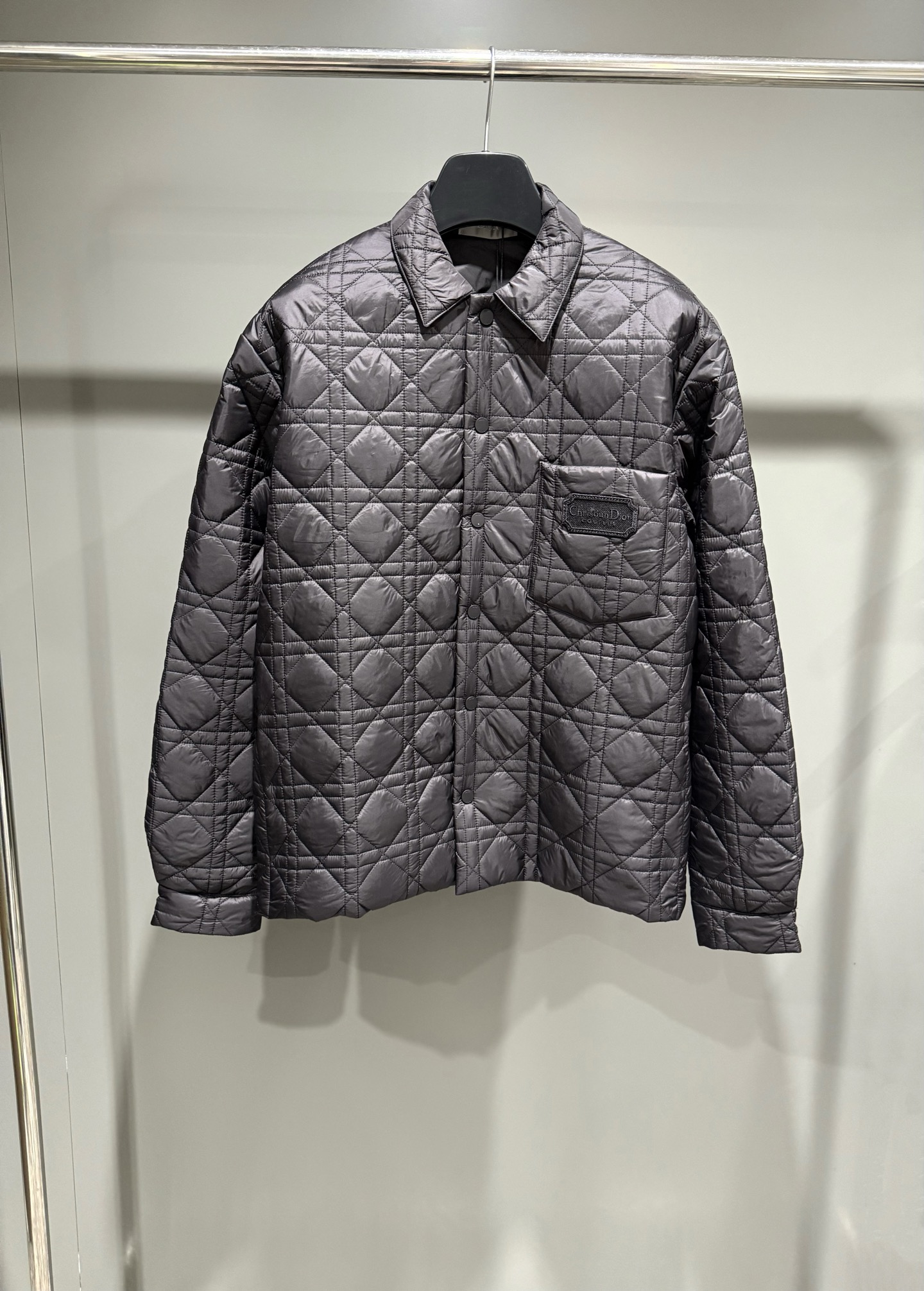 NO:637380,New CD Dark Blue Technical Blend Christian Dr Couture Jacket Shirt This outer shirt reinterprets a classic design with a modern twist. Crafted from dark blue mulberry silk blend technical canvas, it features an all-over quilted cannage pattern and a Christian Dr Couture patch pocket on the chest.  Patches, side slits for a unique look, with snap buttons, can be worn open or buttoned. Blending traditional and modern style, can be worn with jeans or shorts for a sophisticated fashion look, decorated with tonal quilted cannage pattern throughout, side snap slits, chest patch pockets, straight hem, SIZES M L XL, Dior - Clothing, dior, shorts, jeans, jackets & coats, shirts, alexander  wang19860909新品 CD深蓝色混纺科技面料 Christian Dr Couture外套衬衫这款外套衬衫重新演绎经典设计,彰显现代风格.采用深蓝色桑蚕丝混纺科技帆布精心制作,通体饰以绗缝藤格纹图案,胸前贴袋饰以 Christian Dr Couture 补丁,侧面开衩设计,别具一格,搭配按扣,可敞开或系扣穿着.将传统与现代风格融为一体,可搭配牛仔裤或短裤穿着,打造精致的时尚造型,通体饰以同色调绗缝藤格纹,侧面按扣开衩设计,胸前贴袋,直筒底边,SIZES M L XL,迪奥-服装,dior,shorts,jeans,jackets & coats,shirts,alexander wang,Women's clothing