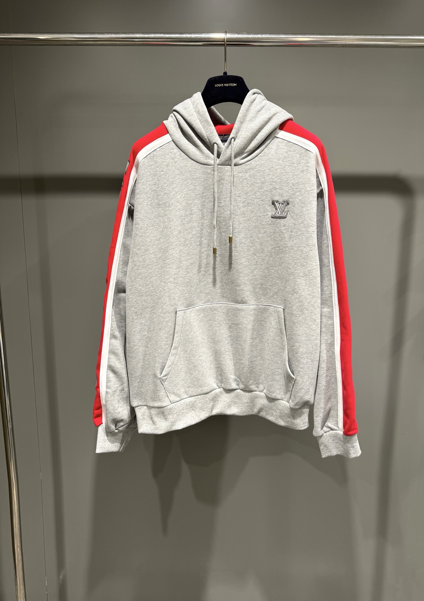 NO:638251,Lujia 26ssSKI Ski Series Contrast Color Hooded and Velvet Sweater has pioneering details, unlocking the luxury trend in the snow resort with one garment. The three colors of gray, white and red interweave to create a futuristic visual impact. It blooms with unique recognition in the light and shadow of the snow resort, allowing you to become an adult in the world of ice and snow.  It is the focus of the trend. With the details of contrasting color splicing, this sweater combines the luxury genes of the brand with the pioneering spirit of skiing, allowing you to conquer the snowy slopes while interpreting the luxury attitude with full details. Louis Vuitton-clothing, louis  vuitton,louis vuitton,louis vuitton,hoodie,sweatshirts,hats,alexander wang19860909驴家26ssSKI滑雪系列撞色连帽加绒卫衣衣先锋细节,一衣解锁雪场奢潮,灰、白、红三色交织出未来感视觉冲击,于雪场光影中绽放独属于的辨识度,让你在冰雪天地里成为潮流焦点.再到撞色拼接的细节心机,这款卫衣将的奢华基因与滑雪运动的先锋精神熔于一炉,让你在征服雪道的同时,以满格细节诠释奢潮态度.,路易威登-服装,louis vuitton,louis vuitton,louis vuitton,hoodie,sweatshirts,hats,alexander wang,Women's clothing