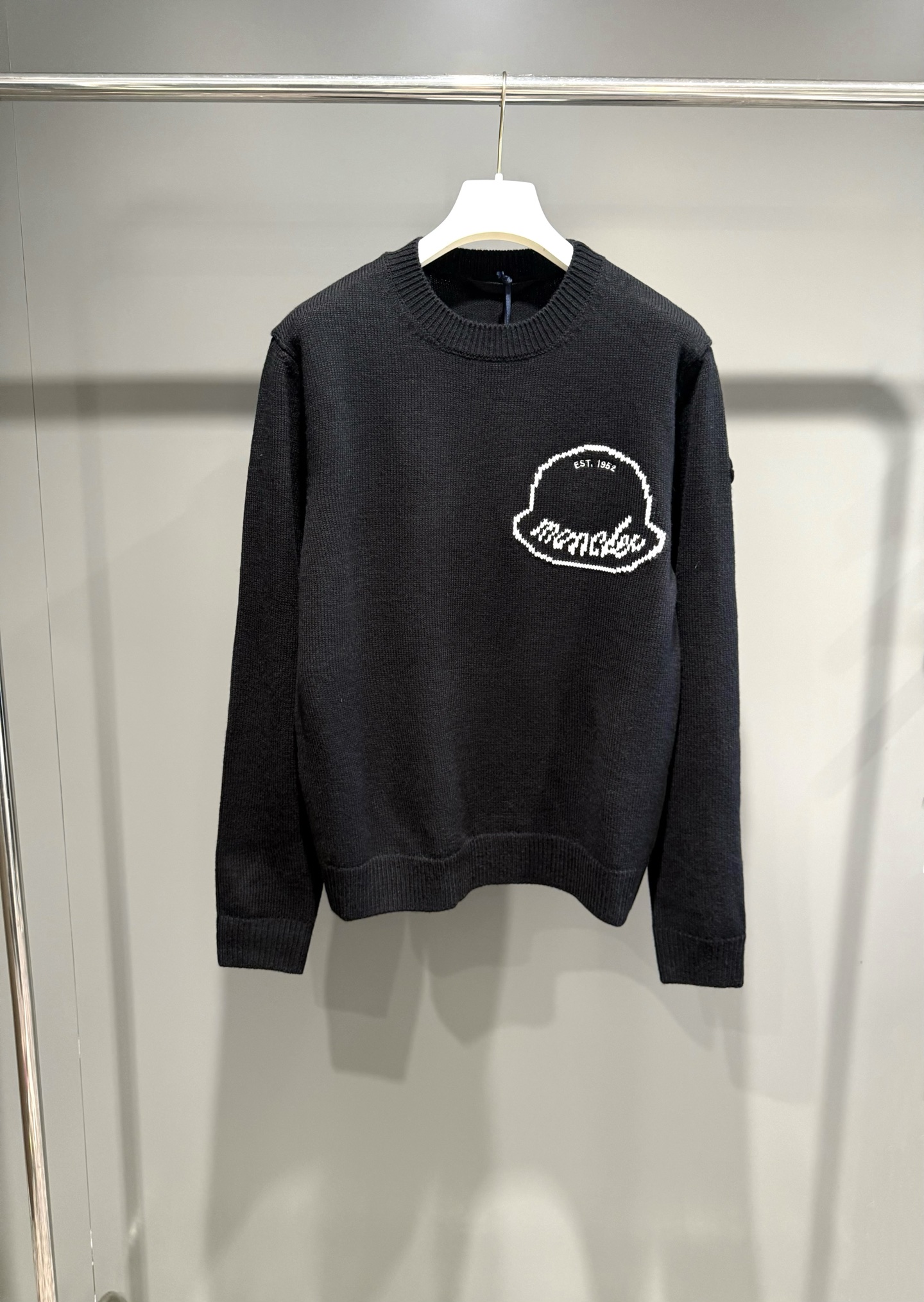 NO:637374,Mengkou c25 autumn and winter new big head logo knitted sweater was purchased and developed in the first time. It is made of 30 wool double-ply blended wool. The chest logo uses seven needles of a loom (silver flute) imported from Japan. Wool fermentation washing, wool jacquard, customized arm logo, fitted version. It is recommended to dry clean (this product is made of wool and is not easy to machine wash). Mengkou-clothing, Moncler, sweaters, alexander wang19860909蒙口c25秋冬新款大头标针织毛衣第一时间原版购入开发,采用30羊毛双股混纺毛料胸前logo采用日本进口织机（银笛）七针,毛料酵洗,毛料提花,定制手臂标,合身版型,建议干洗（本产品为毛料织造而成不易机洗）,蒙口-服装,Moncler,sweaters,alexander wang,Women's clothing