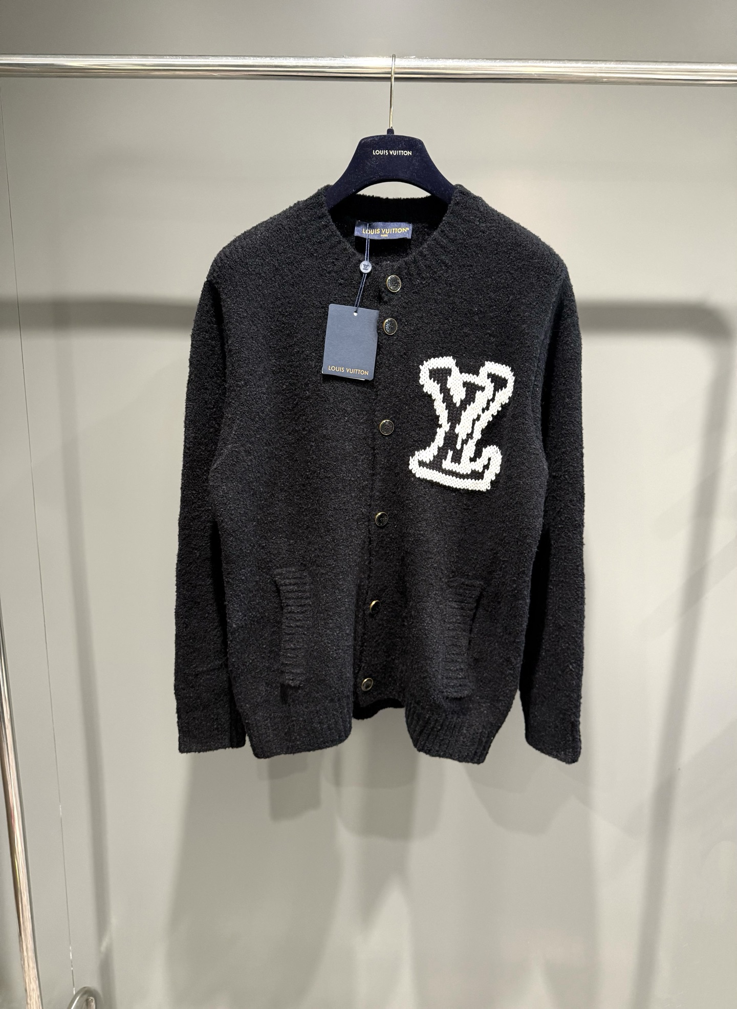 NO:637397,The fabric of Lujia 26ss large logo knitted cardigan is made of 40% cashmere, 30% wool, and 30% cotton. The wool is mixed custom-woven wool. The fabric feels soft and the upper body has a three-dimensional and stylish shape. The base of the accessories button is made of alloy material and the surface is made of beads.  The brand logo is laser-engraved on the light buttons. The jacquard uses imported positive 7-knitted fabric to create the logo. The logo is classic and high-end without losing elegance. This cardigan is made from a blend of sheep wool and yak hair, with thick yarns to create a soft texture. Contrast color LV  The logo is integrated into knitting, and the elegant design of the rear thread color can easily control the weekend look.,Louis Vuitton-Clothing,louis vuitton,louis vuitton,louis vuitton,louis vuitton,alexander wang19860909驴家26ss大logo针织开衫'面料采用40羊绒,30羊毛,30棉.该款毛料为混汸定织毛料.面料手感柔软,上身版型立体有型.辅料纽扣底座采用合金材料,面上采用珠光纽扣激光刻字品牌标识logo.提花采用进口正7针织出logo标识,logo经典高端上身不失风度.本款开衫取材绵羊毛和牦牛绒混纺,以厚实纱线营造舒柔质感.撞色LV 标识融入针织,后部线色闲雅设计轻松驾驭周末造型.,路易威登-服装,louis vuitton,louis vuitton,louis vuitton,louis vuitton,alexander wang,Women's clothing