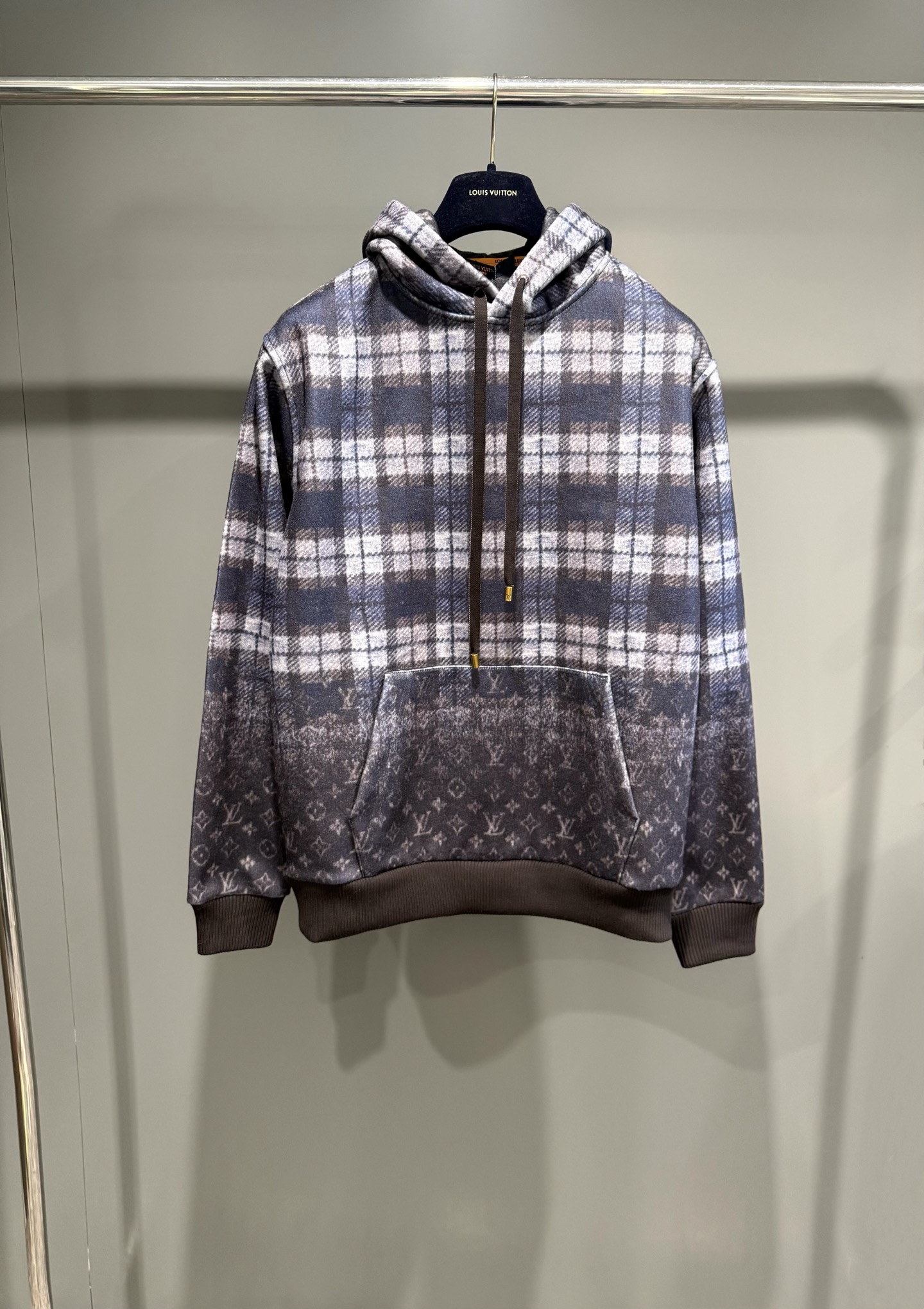 NO:637371,Lujia 25 new autumn and winter plaid gradient hoodie is purchased and developed in the first time, plaid fabric, letter gradient on the front, letters printed all over the inside of the hood, ribs dyed in the same vat without color difference, customized hardware, complete three labels, distinguishing wrong versions on the market, loose fit, Louis Vuitton-clothing, louis vuitton, louis vuitton, louis vuitton, hats, alexander wang19860909驴家25秋冬新款格纹渐变帽衫 第一时间原版购入开发,格纹织布,前幅字母渐变,帽子内里满印字母,同缸共染罗纹无色差,定制五金,三标齐全,区别市面错误版本,宽松版型,路易威登-服装,louis vuitton,louis vuitton,louis vuitton,hats,alexander wang,Women's clothing