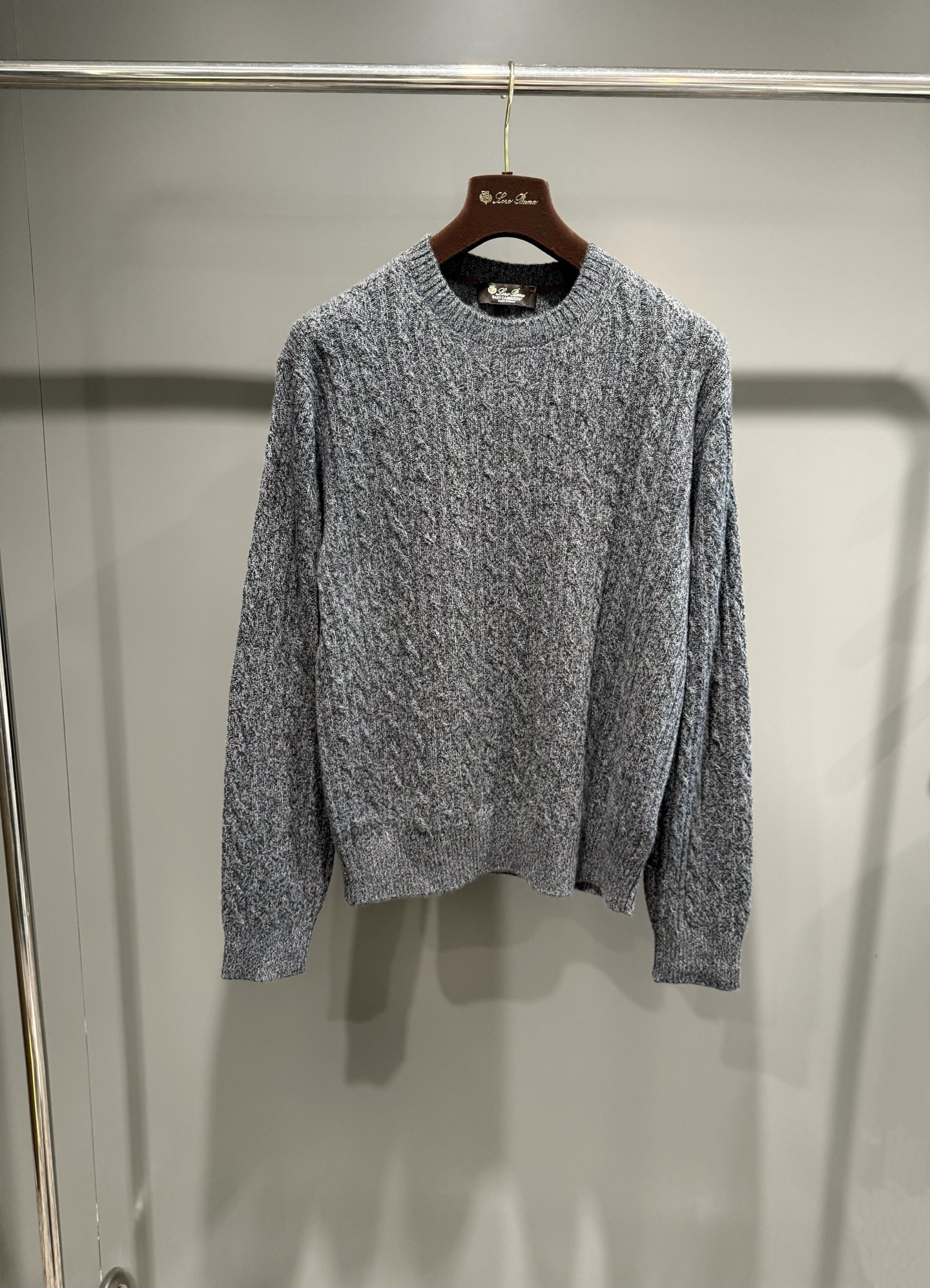 NO:638268,25 autumn and winter new product LP Treccia 100% cashmere men's crew neck sweater. Kidney cashmere embodies the fleeting beauty of nature - as soft as clouds, whispering incomparable luxury. This long-sleeved crew neck pullover gently wraps the wearer with characteristic yarn. The cable pattern adds rich texture and visual interest to it. The slim cut and classic design make it a versatile choice. Ribbed crew neck, ribbed cuffs, long sleeves  , melange yarn, regular fit, ribbed bottom, cable knit. Fabric: cashmere dry clean only, mens, loro piana, alexander wang1986090925秋冬新品LP Treccia百分百羊绒男士圆领上衣针织衫,小山羊绒凝聚了大自然的转瞬即逝之美-如云朵般轻柔,轻声诉说着难以比拟的奢华,这款长袖圆领套衫以特色纱线轻柔包裹穿着者,绞花图案为其增添丰富的质感与视觉趣味,修身剪裁与经典设计使其成为百搭之选,罗纹圆领,罗纹袖口,长袖 ,混色纱线,常规版型,罗纹底部,绞花针织. 面料:羊绒 只可干洗,男装,loro piana,alexander wang,Women's clothing