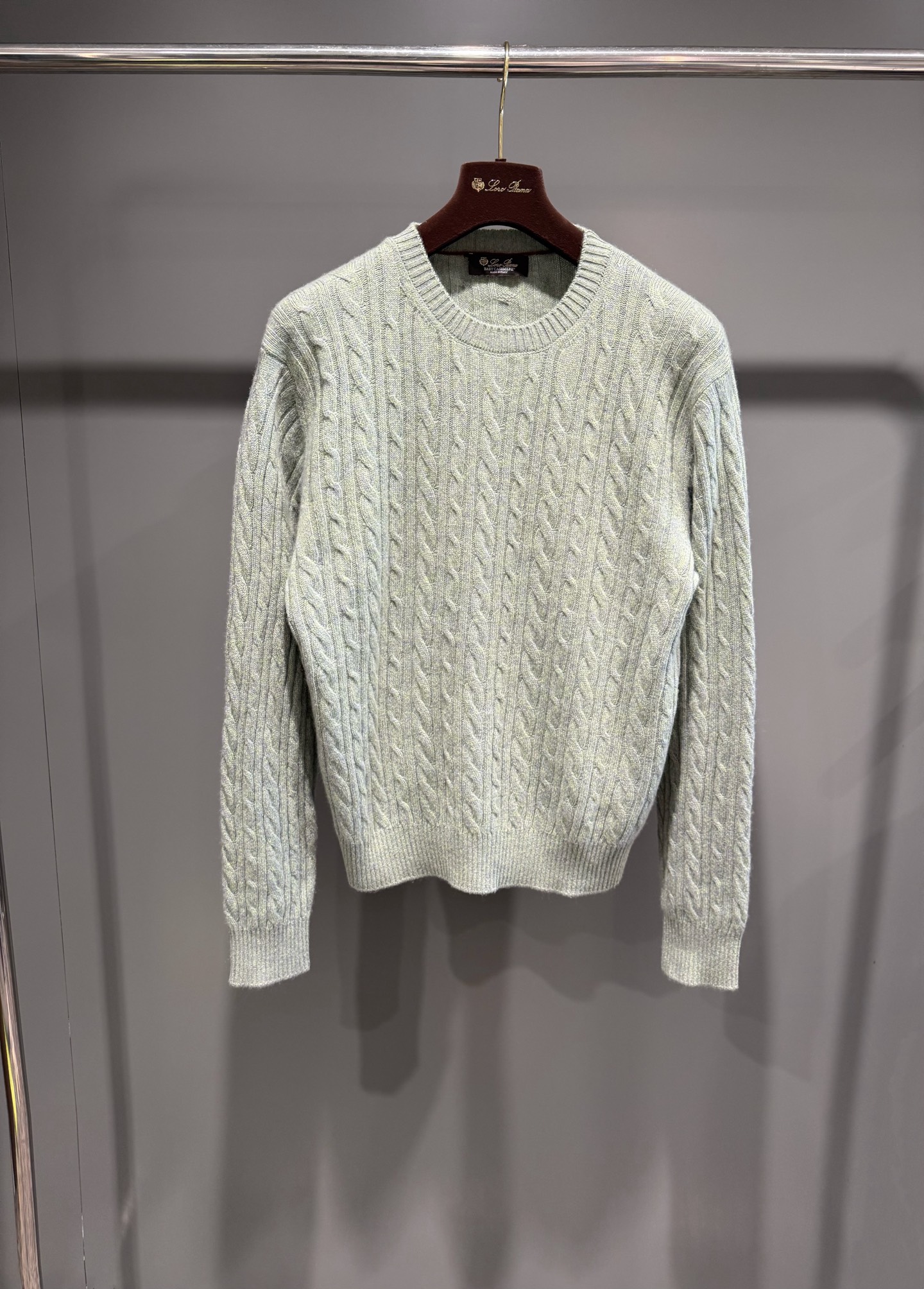 NO:638274,25 autumn and winter new product LP Treccia 100% cashmere men's crew neck sweater. Kidney cashmere embodies the fleeting beauty of nature - as soft as clouds, whispering incomparable luxury. This long-sleeved crew neck pullover gently wraps the wearer with characteristic yarn. The cable pattern adds rich texture and visual interest to it. The slim cut and classic design make it a versatile choice. Ribbed crew neck, ribbed cuffs, long sleeves  , melange yarn, regular fit, ribbed bottom, cable knit. Fabric: cashmere dry clean only, mens, loro piana, alexander wang1986090925秋冬新品LP Treccia百分百羊绒男士圆领上衣针织衫,小山羊绒凝聚了大自然的转瞬即逝之美-如云朵般轻柔,轻声诉说着难以比拟的奢华,这款长袖圆领套衫以特色纱线轻柔包裹穿着者,绞花图案为其增添丰富的质感与视觉趣味,修身剪裁与经典设计使其成为百搭之选,罗纹圆领,罗纹袖口,长袖 ,混色纱线,常规版型,罗纹底部,绞花针织. 面料:羊绒 只可干洗,男装,loro piana,alexander wang,Women's clothing