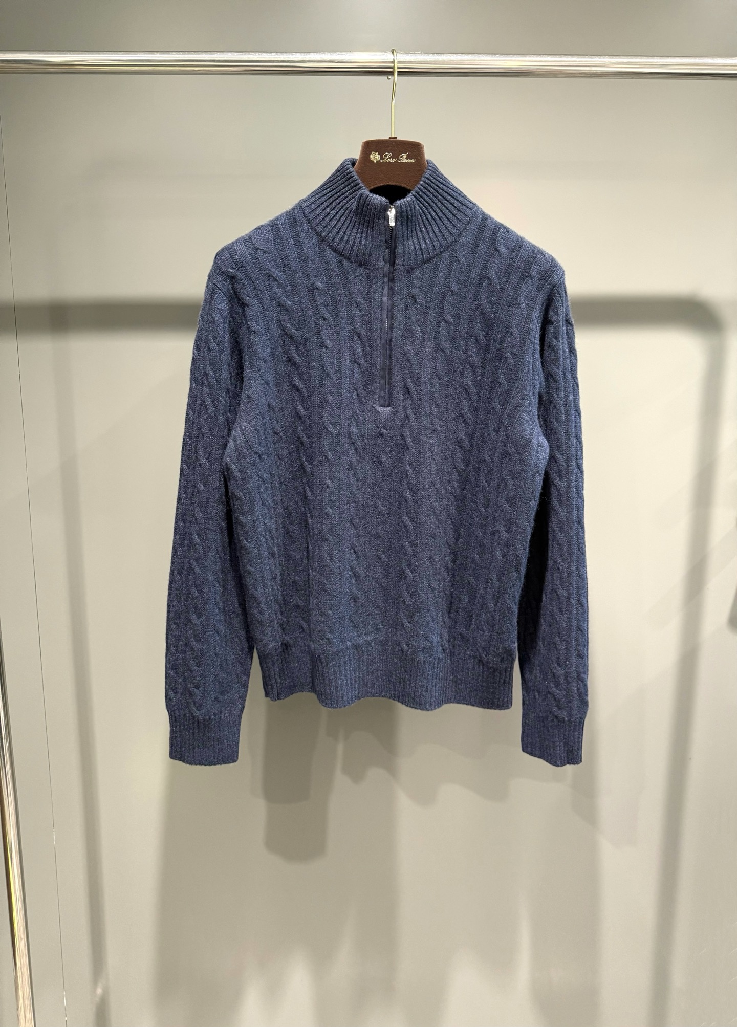 NO:638280,25 autumn and winter new product LP 100% cashmere men's half turtleneck sweater, cashmere half turtleneck mixed color sweater, using two different thicknesses of twist weave. The unique color and texture give this sweater an elegant slimming feel, exquisite and warm. It is an ideal knitted garment for urban leisure time. It is hip-length, ribbed knitted cuffs, hem and collar, and the collar has a zipper. Fabric: cashmere Decoration: suede sheepskin  Dry clean only,menswear,loro piana,sheepskin,ties,alexander wang1986090925秋冬新品LP百分百羊绒男士半高领针织衫,羊绒半高领混色针织衫,采用两种不同粗细的麻花织纹,独特的颜色和纹理赋予这款针织衫优雅的修身感,精致而温暖,是都市闲暇时候的理想针织装,衣长及臀,罗纹针织袖口、底边和衣领,衣领带拉链. 面料:羊绒 装饰:绒面羊皮革 只可干洗,男装,loro piana,sheepskin,ties,alexander wang,Women's clothing