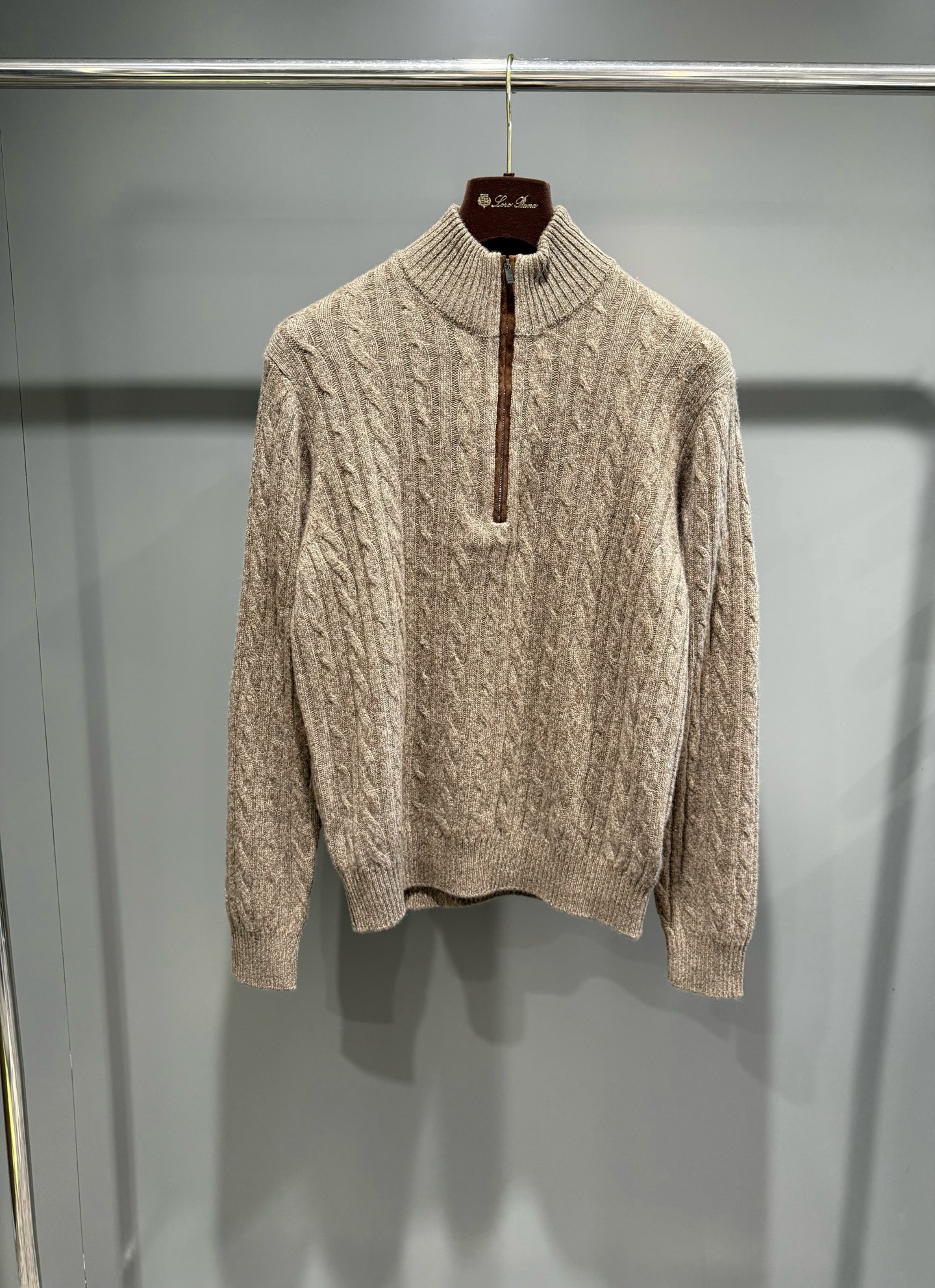 NO:638286,25 autumn and winter new product LP 100% cashmere men's half turtleneck sweater, cashmere half turtleneck mixed color sweater, using two different thicknesses of twist weave. The unique color and texture give this sweater an elegant slimming feel, exquisite and warm. It is an ideal knitted garment for urban leisure time. It is hip-length, ribbed knitted cuffs, hem and collar, and the collar has a zipper. Fabric: cashmere Decoration: suede sheepskin  Dry clean only,menswear,loro piana,sheepskin,ties,alexander wang1986090925秋冬新品LP百分百羊绒男士半高领针织衫,羊绒半高领混色针织衫,采用两种不同粗细的麻花织纹,独特的颜色和纹理赋予这款针织衫优雅的修身感,精致而温暖,是都市闲暇时候的理想针织装,衣长及臀,罗纹针织袖口、底边和衣领,衣领带拉链. 面料:羊绒 装饰:绒面羊皮革 只可干洗,男装,loro piana,sheepskin,ties,alexander wang,Women's clothing