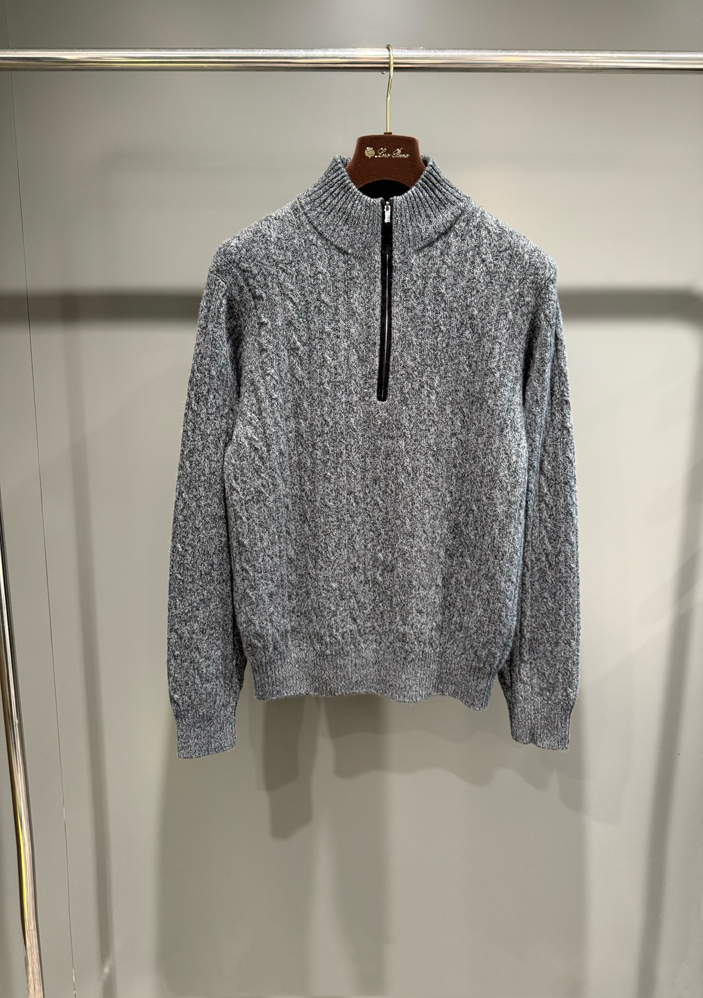 NO:638292,25 autumn and winter new product LP 100% cashmere men's half turtleneck sweater, cashmere half turtleneck mixed color sweater, using two different thicknesses of twist weave. The unique color and texture give this sweater an elegant slimming feel, exquisite and warm. It is an ideal knitted garment for urban leisure time. It is hip-length, ribbed knitted cuffs, hem and collar, and the collar has a zipper. Fabric: cashmere Decoration: suede sheepskin  Dry clean only,menswear,loro piana,sheepskin,ties,alexander wang1986090925秋冬新品LP百分百羊绒男士半高领针织衫,羊绒半高领混色针织衫,采用两种不同粗细的麻花织纹,独特的颜色和纹理赋予这款针织衫优雅的修身感,精致而温暖,是都市闲暇时候的理想针织装,衣长及臀,罗纹针织袖口、底边和衣领,衣领带拉链. 面料:羊绒 装饰:绒面羊皮革 只可干洗,男装,loro piana,sheepskin,ties,alexander wang,Women's clothing