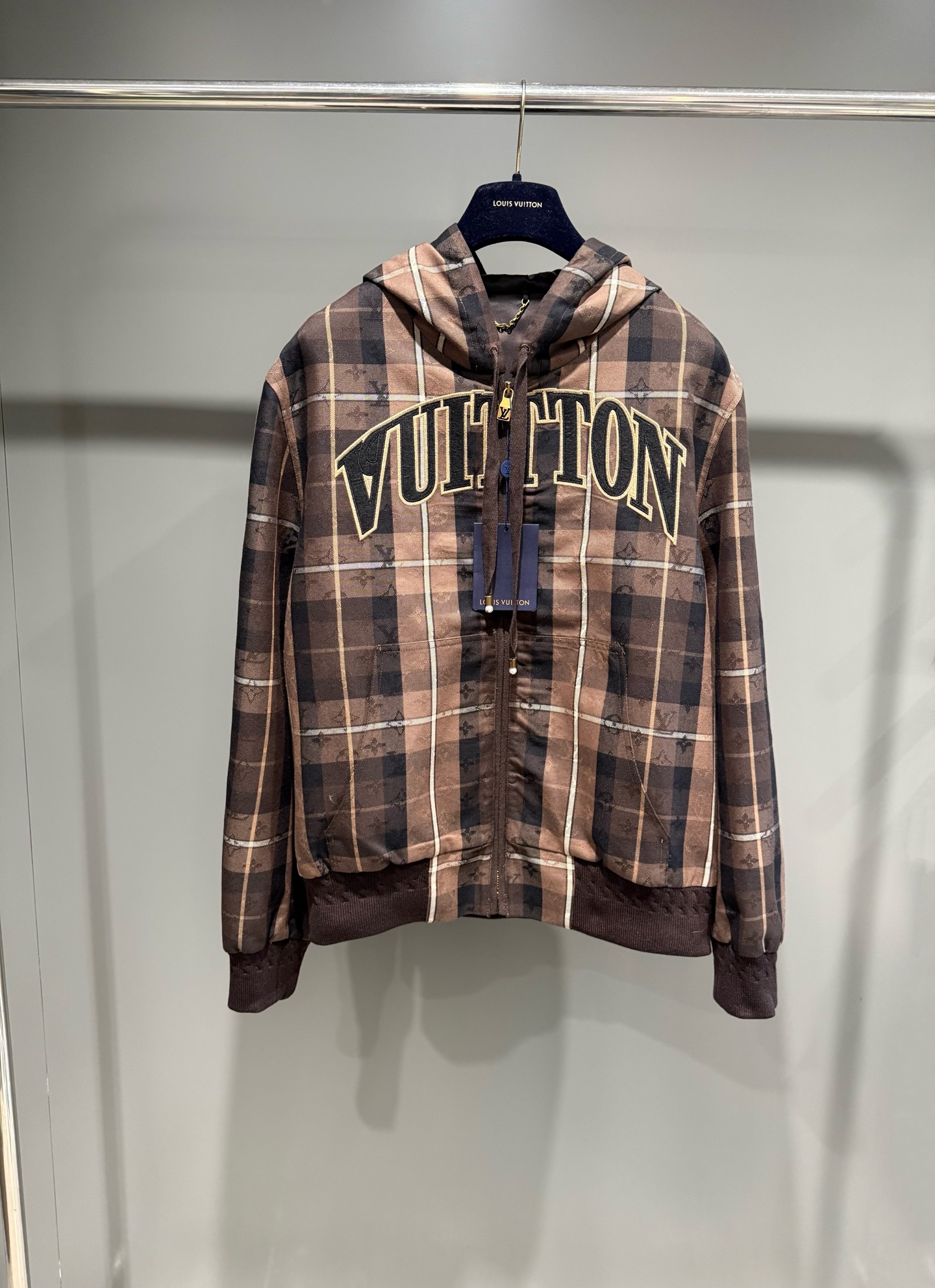 NO:637386,Lujia's 25 new autumn and winter hooded belted jacket. This zippered hoodie is blended with the seasonal Monogram plaid jacquard, making it a perfect choice for cross-season layering. The Vuitton felt patch rests on the chest, and the elegant hood is equipped with a beaded drawstring end., Louis Vuitton-Clothing, louis vuitton, louis vuitton, louis vuitton, jackets & coats, hats, alexander wang19860909驴家25秋冬新款连帽束腰夹克 本款拉链连帽衫为混纺铺陈当季 Monogram 格纹提花,成就跨季叠穿佳选.Vuitton 毛毡贴饰栖身胸前,考究兜帽配有珠饰抽绳端头.,路易威登-服装,louis vuitton,louis vuitton,louis vuitton,jackets & coats,hats,alexander wang,Women's clothing