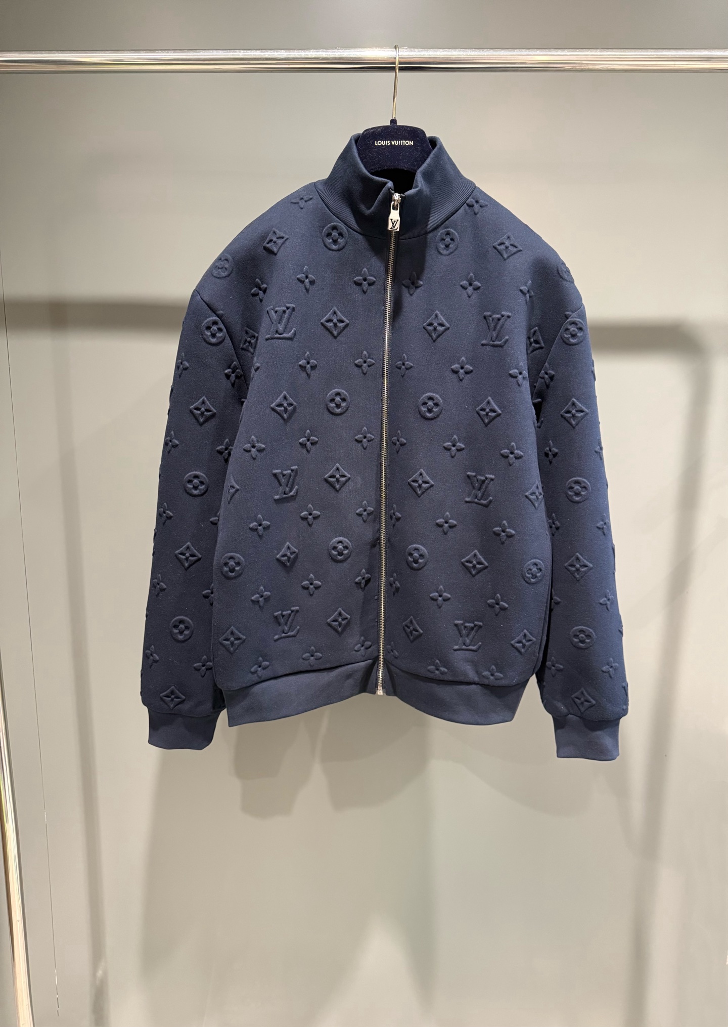 NO:637381,Lujia's 25th autumn and winter new MONOGRAM embossed sweatshirt. This cotton knitted sweatshirt injects exquisite brand style into casual daily life. The soft knitted fabric is fully embossed with the Monogram pattern. It is easy to mix and match and forms a textured travel suit with the same series of trousers. High version, Louis Vuitton-clothing, louis vuitton, louis vuitton, louis vuitton, alexander wang19860909驴家25秋冬新款MONOGRAM 压纹运动衫 这款棉质针织运动衫,为休闲日常注入精致的品牌格调.柔软的针织面料全幅压印 Monogram 图案.易于混搭,与同系列长裤组成质感旅行套装. 高版本,路易威登-服装,louis vuitton,louis vuitton,louis vuitton,alexander wang,Women's clothing