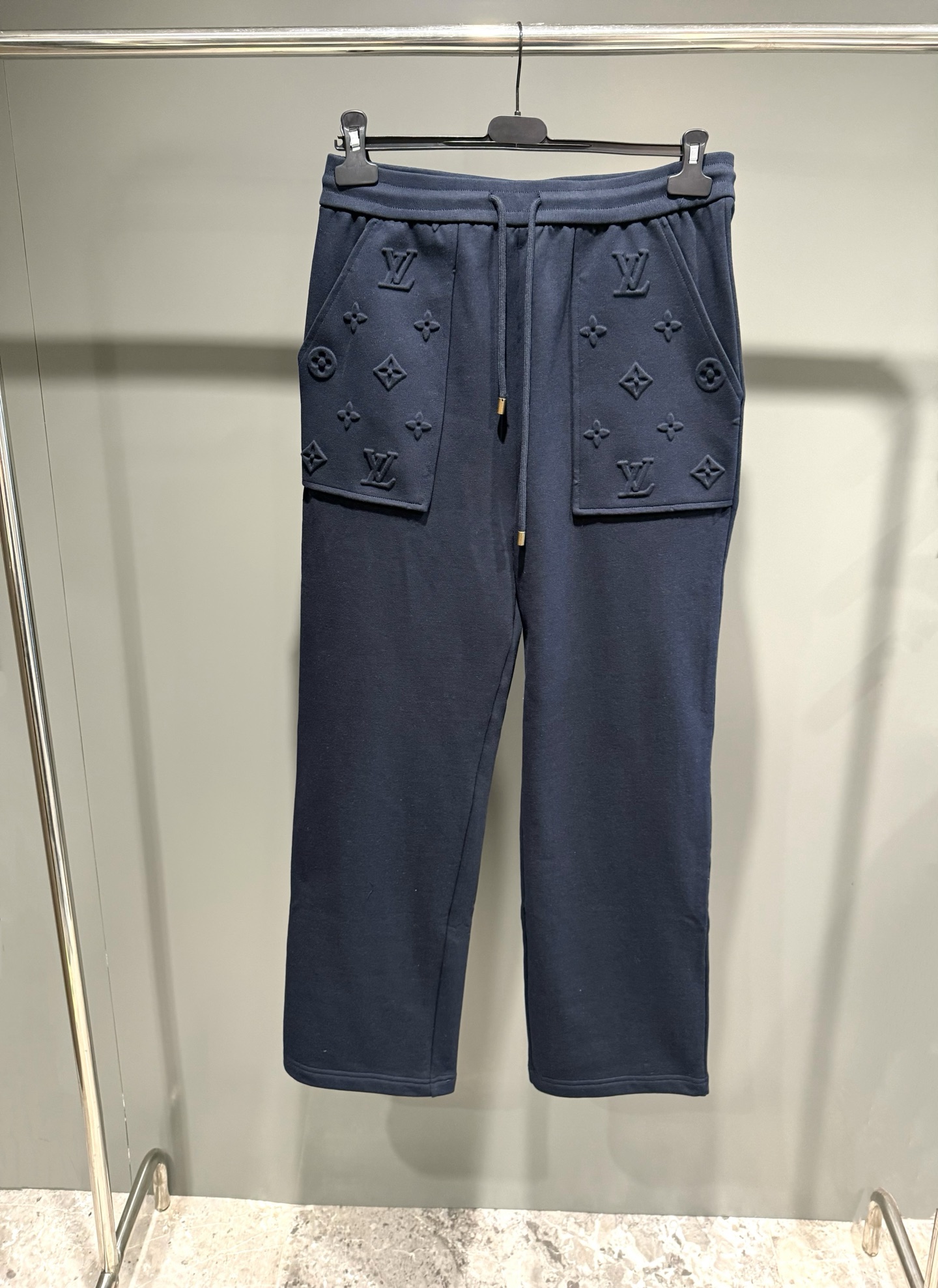 NO:637384,Lujia 25 new autumn and winter embossed detail trousers. These comfortable sweatpants are made of soft cotton knitted fabric. The Monogram embossed logo on the pocket highlights the sophisticated texture. The comfortable drawstring waist is suitable for any look in all seasons. It is recommended to match it with the same sweatshirt for a smart and neat travel look., Louis Vuitton-Clothing, louis vuitton, louis vuitton, louis vuitton, alexander wang19860909驴家25秋冬新款压纹细节长裤这款舒适的运动裤采用柔软的棉质针织面料制成,口袋上的 Monogram 压纹标识彰显考究质感.舒适的抽绳腰身,适宜在所有季节搭配任意造型.建议搭配同款运动衫,旅行造型干练利落.,路易威登-服装,louis vuitton,louis vuitton,louis vuitton,alexander wang,Women's clothing