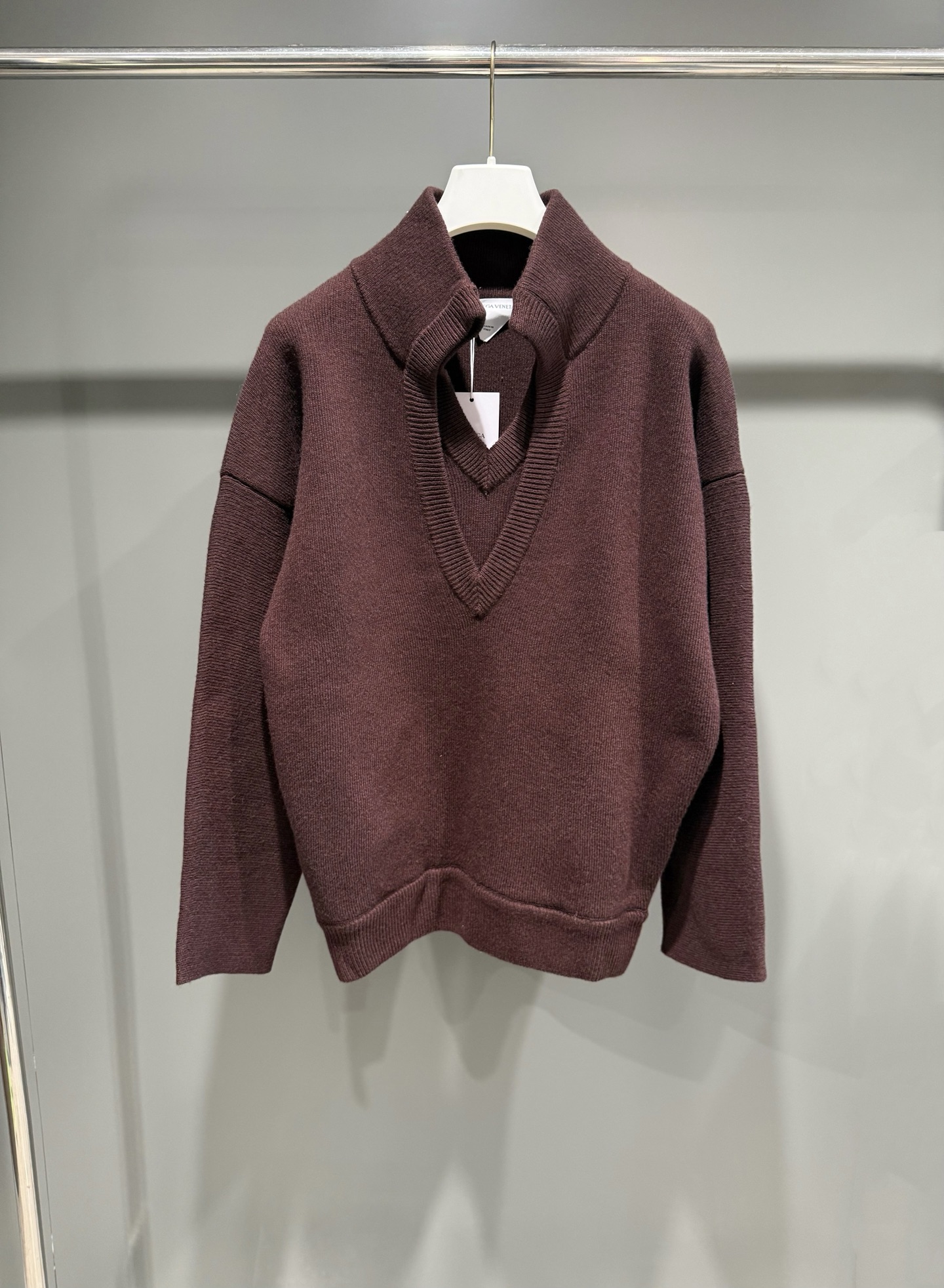 NO:637370,BV25 early autumn new solid color V-neck pullover long-sleeved sweater. The double-layer V-neck design creates a trompe l'oeil effect. The overall shape is loose and can adapt to multiple body shapes. The knitted fabric has fine texture. It has both soft touch and warmth. High version (there is color difference in the photo), Bottega Veneta-clothing, bottega veneta,bottega veneta,sweaters,alexander wang19860909BV25早秋新款纯色V领套头长袖毛衣 双层V领设计营造错视效果 整体版型宽松 能适配多个身形 针织面料纹理细密 兼具柔软触感及保暖性 高版本 (拍摄有色差),葆蝶家-服装,bottega veneta,bottega veneta,sweaters,alexander wang,Women's clothing